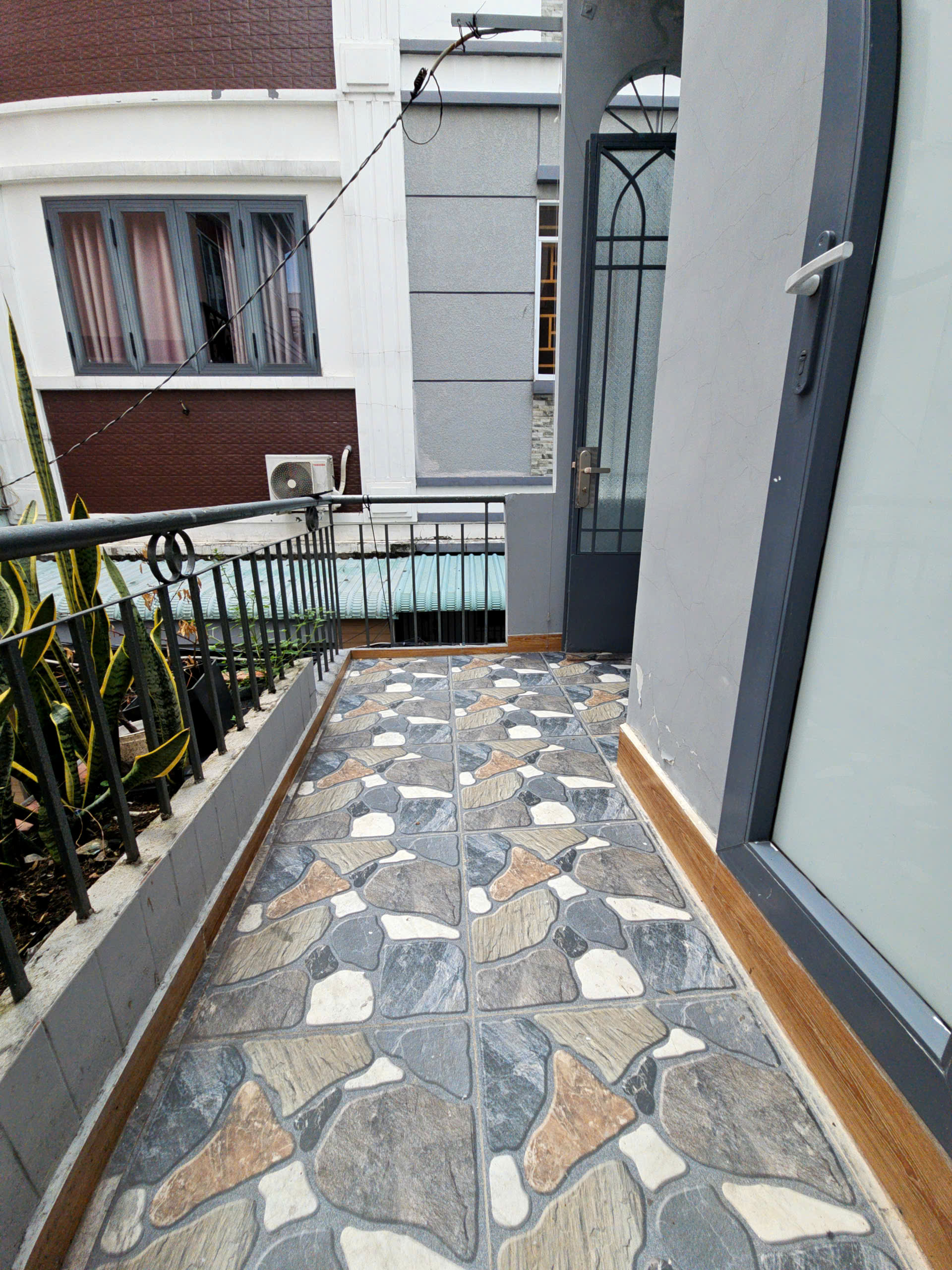 Bán nhà sát mặt tiền đại lộ khánh hội Q4 kế Q1 

Ngang 3.3 dài 13 nở 4.2 ...-4
