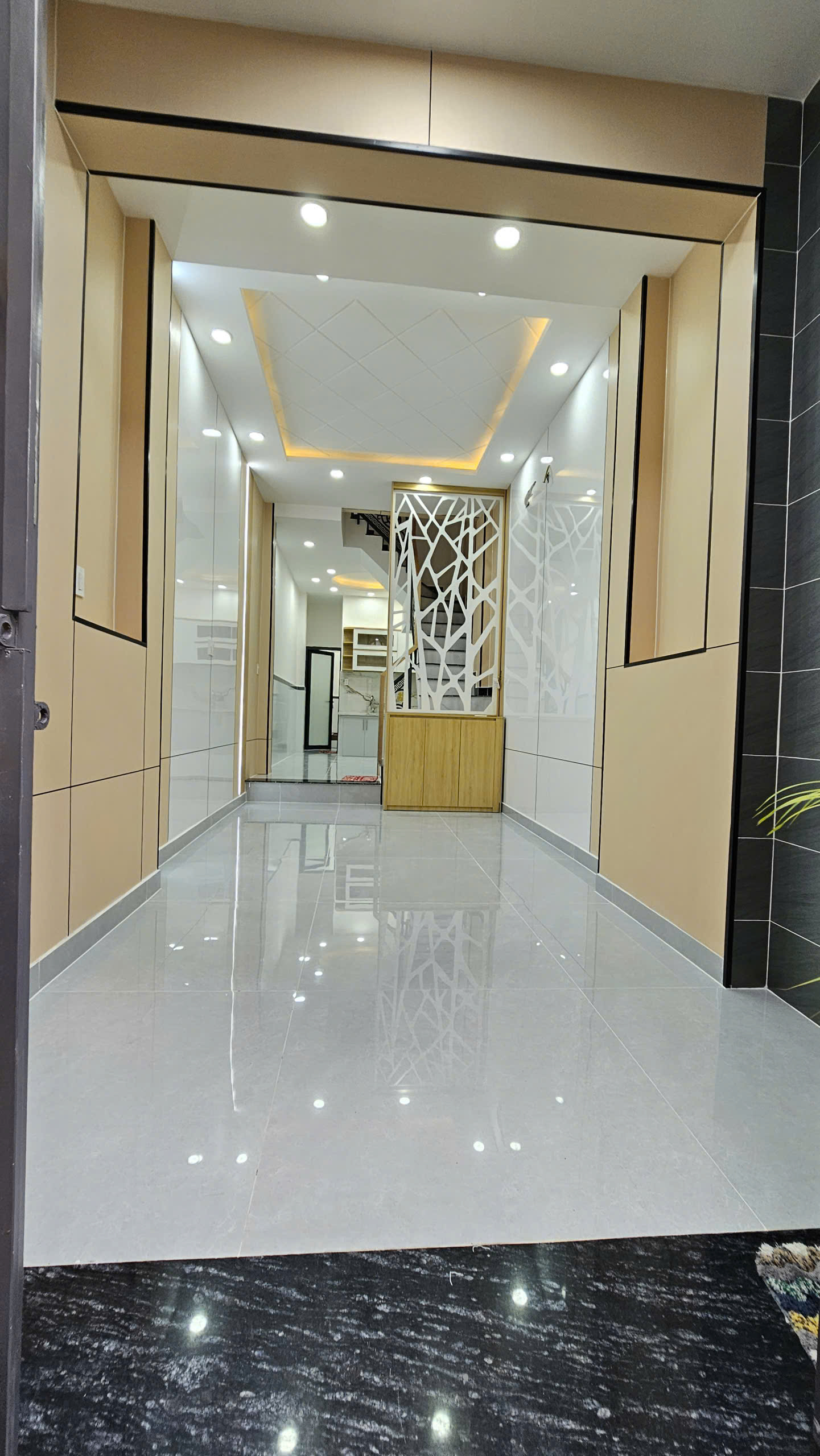 bán nhà trung tấm Q4 
CẠNH Q1 
Ngang 3 dài 18
xây dựng mới bê tông