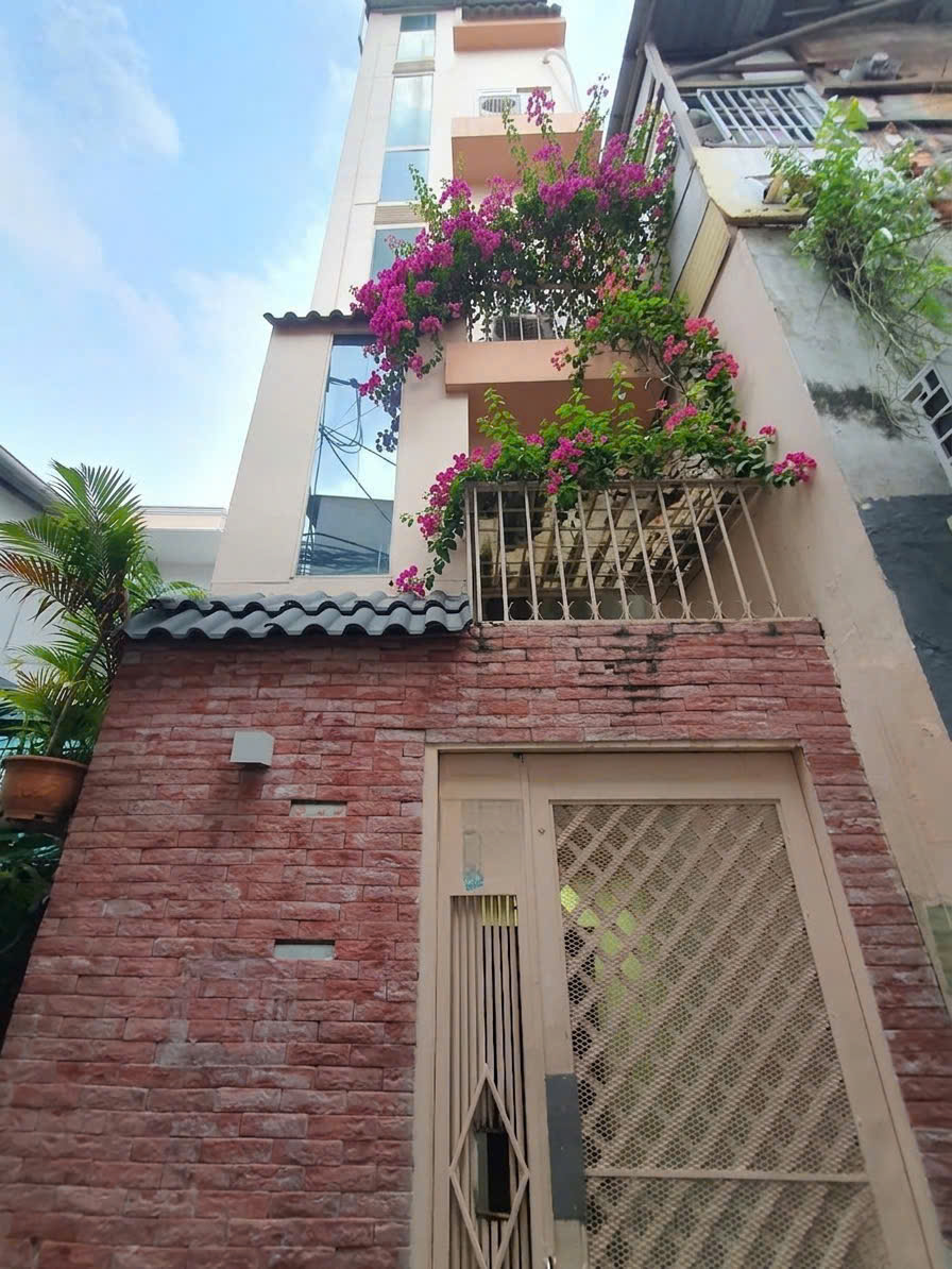 bán nhà ĐẸP Ngang 3.2 x 10 nở 5m 
đúc 5 tấm Q4 có 4 Đ