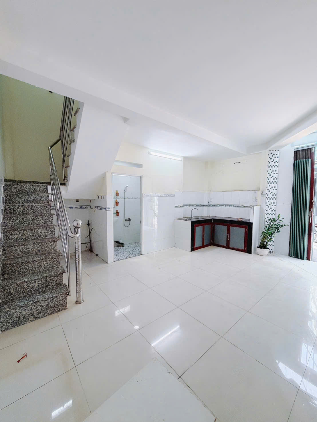 Bán nhà căn hộ dịch vụ 
Ngang 5 x 5.89 x nở 5.3 m
Đúc bê tông 5 tấm có dòng tiền thuê ổn định 25 triệu
