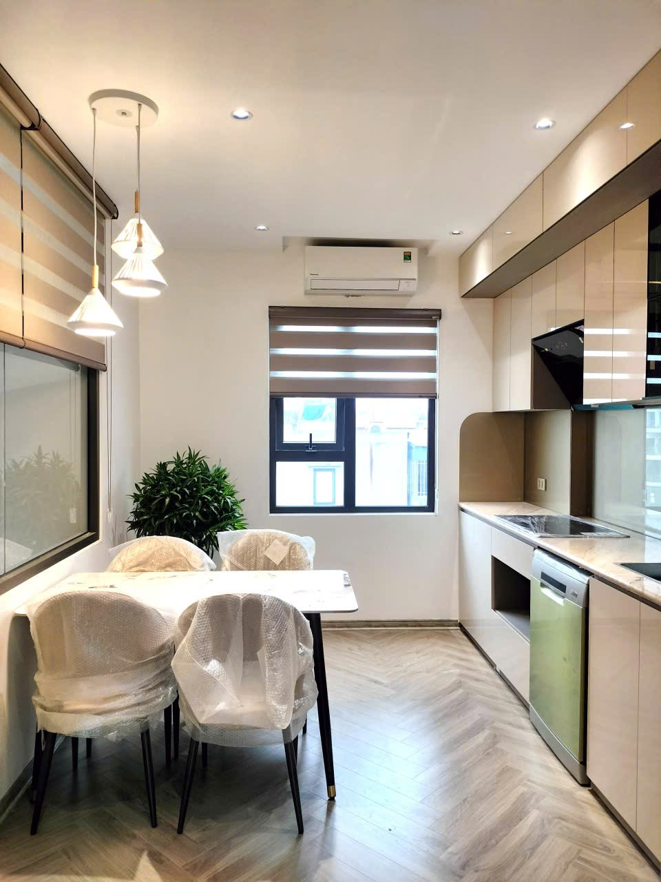 Hàng hiếm mặt đường Lý Sơn - Long Biên-2