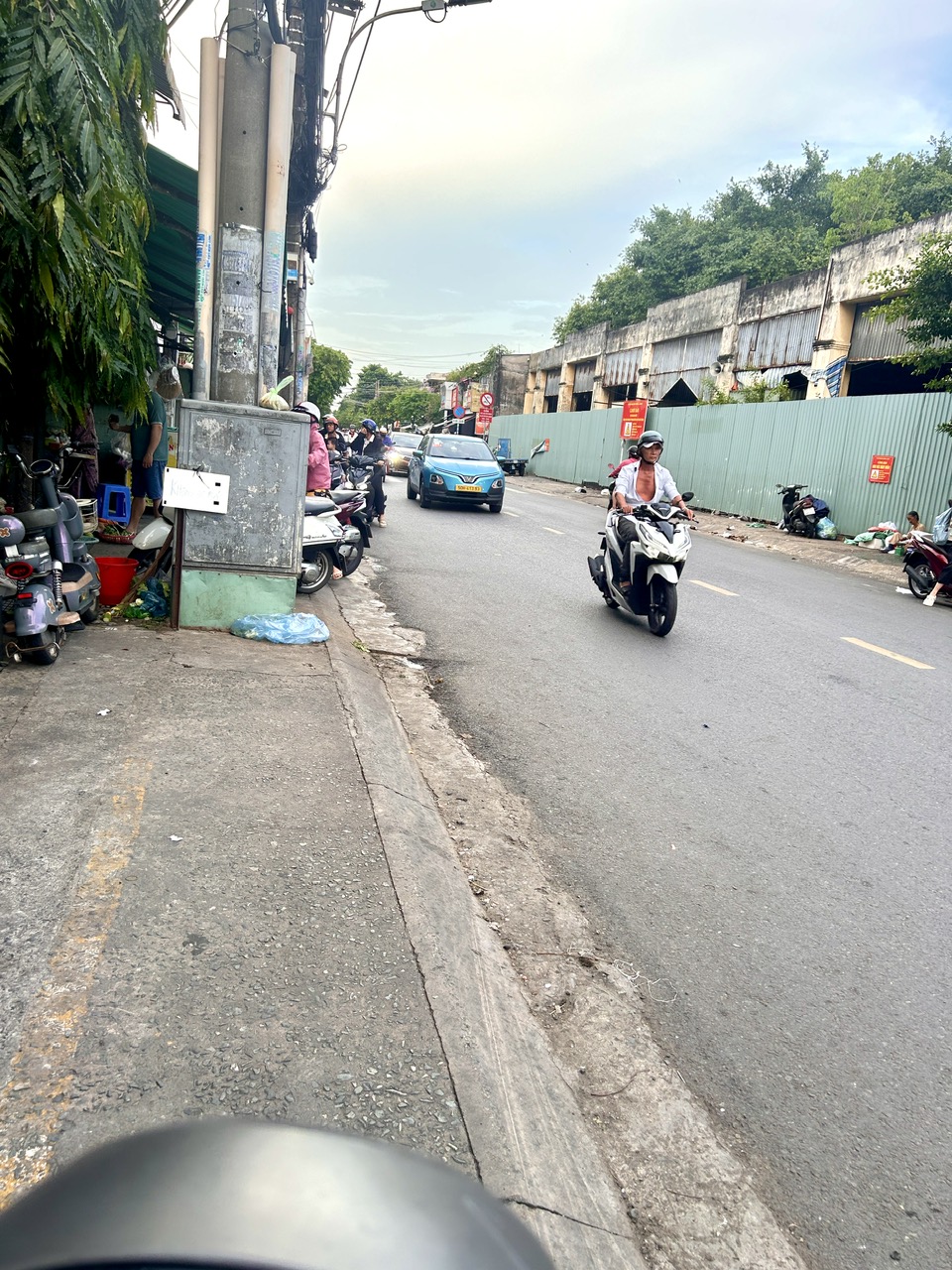 BÁN SIÊU PHẨM MT XE HƠI ĐẬU CỬA Đ.TÔN THẤT THUYẾT- CHỈ 5.2T- LƯU THÔNG THUẬN TIỆN- Đ.KHÁNH HỘI- HOÀNG DIỆU- BẾN VÂN ĐỒN- NGUYỄN TẤT THÀNH.