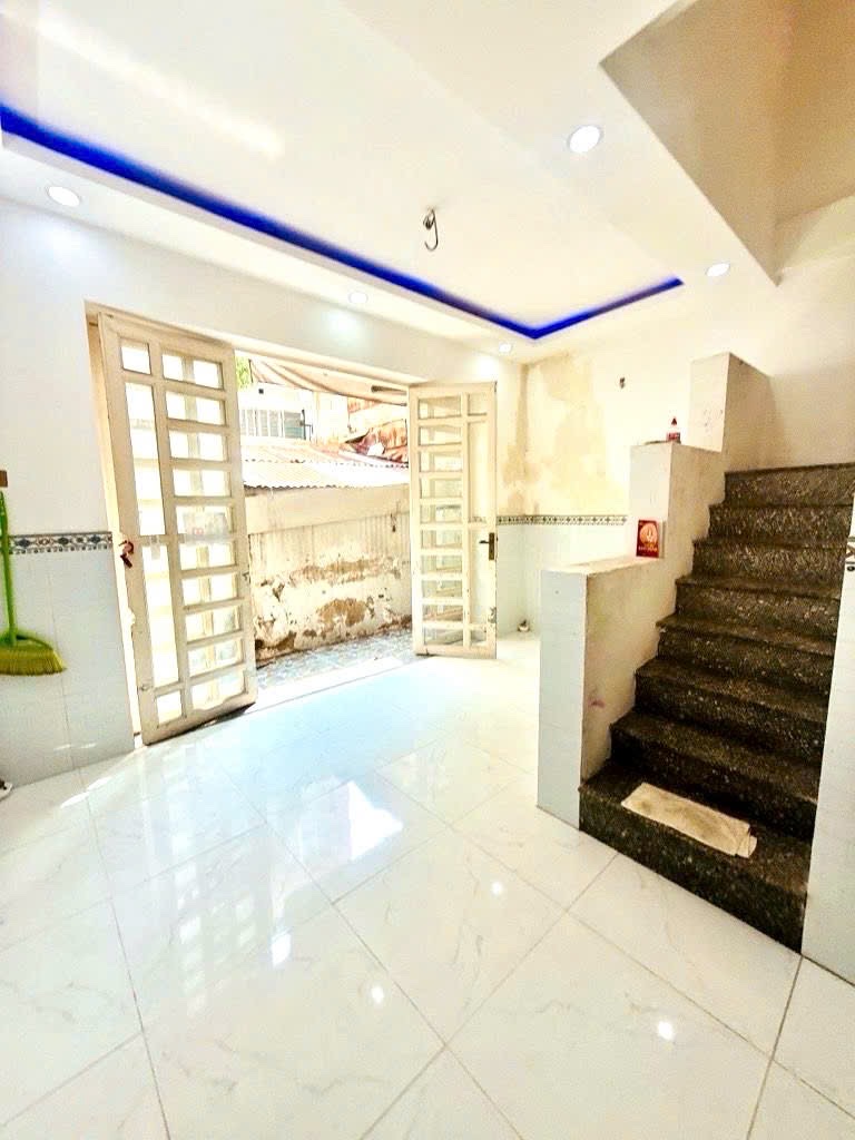 NHÀ BÁN 3 TẦNG- DTS 100M2- NGANG 5M- Đ.ĐOÀN VĂN BƠ- RA NGAY KHU ẲM THỰC VĨNH KHÁNH- HOÀNG DIỆU- GẦN TRƯỜNG ĐH NGUYỄN TẤT THÀNH.