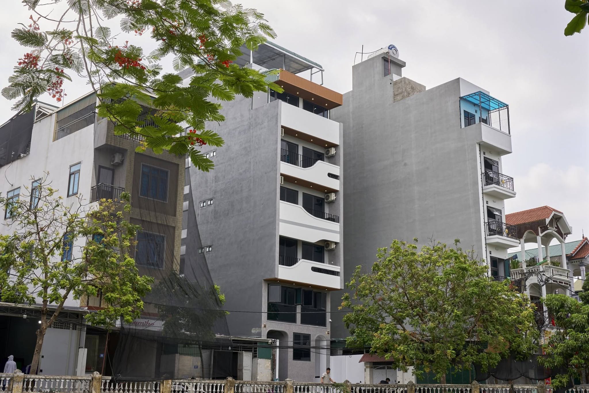 Bán nhà Bồ đề view hồ 20 tỷ 90m ô tô 7 chỗ,thang máy,sổ đỏ Long Biên