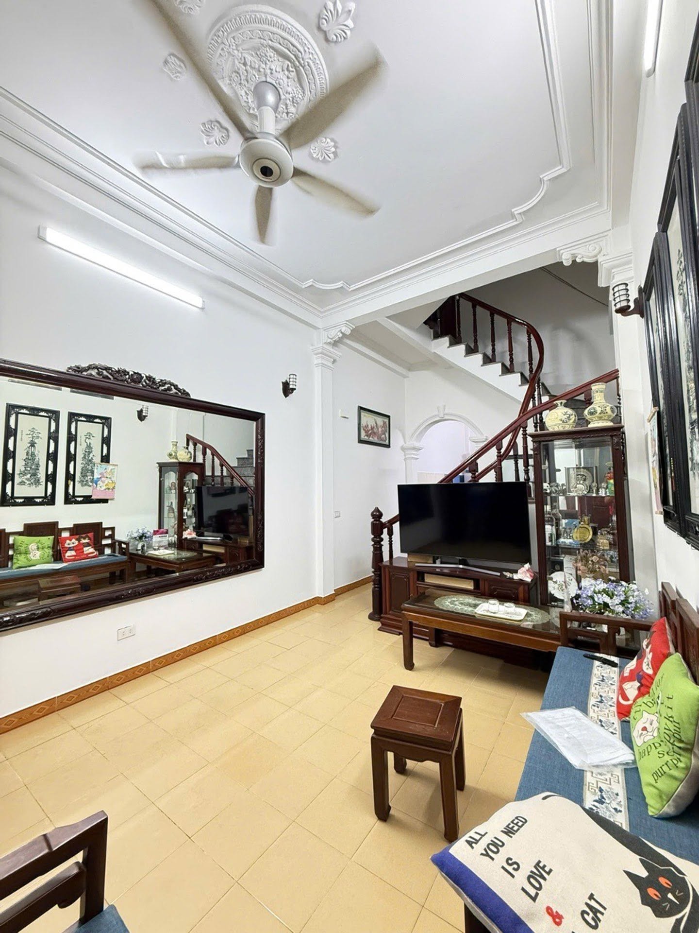 Bán nhà Hoa Lư, 30m2, 4 tầng, mặt tiền 4.2m, 9.4 tỉ, ngõ rộng xe máy quay đầu