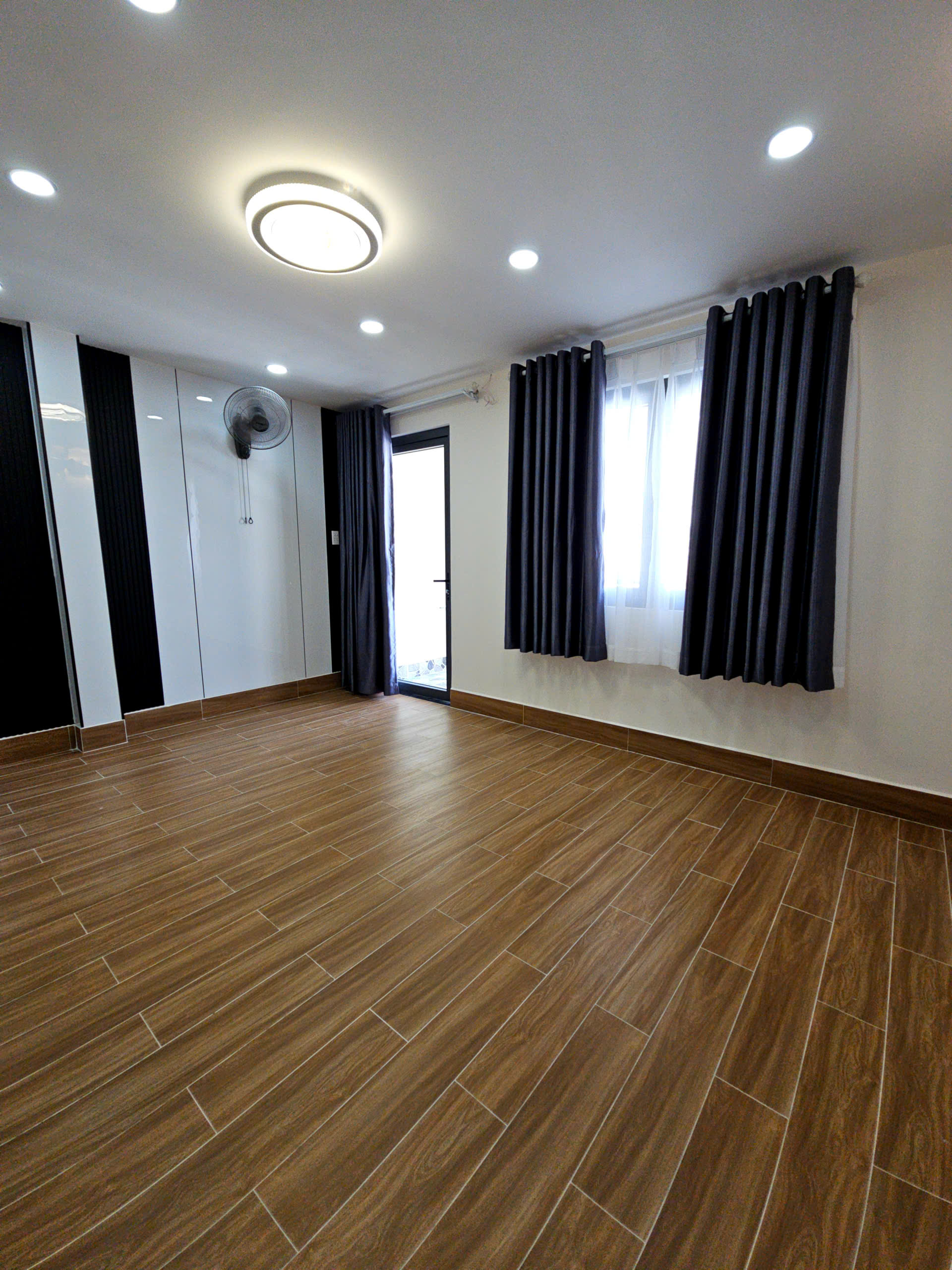 Biệt thự mặt tiền đường số Khánh Hội QUẬN 4 -
Diện tích 63m2 đất - xe hơi ngủ trong sân