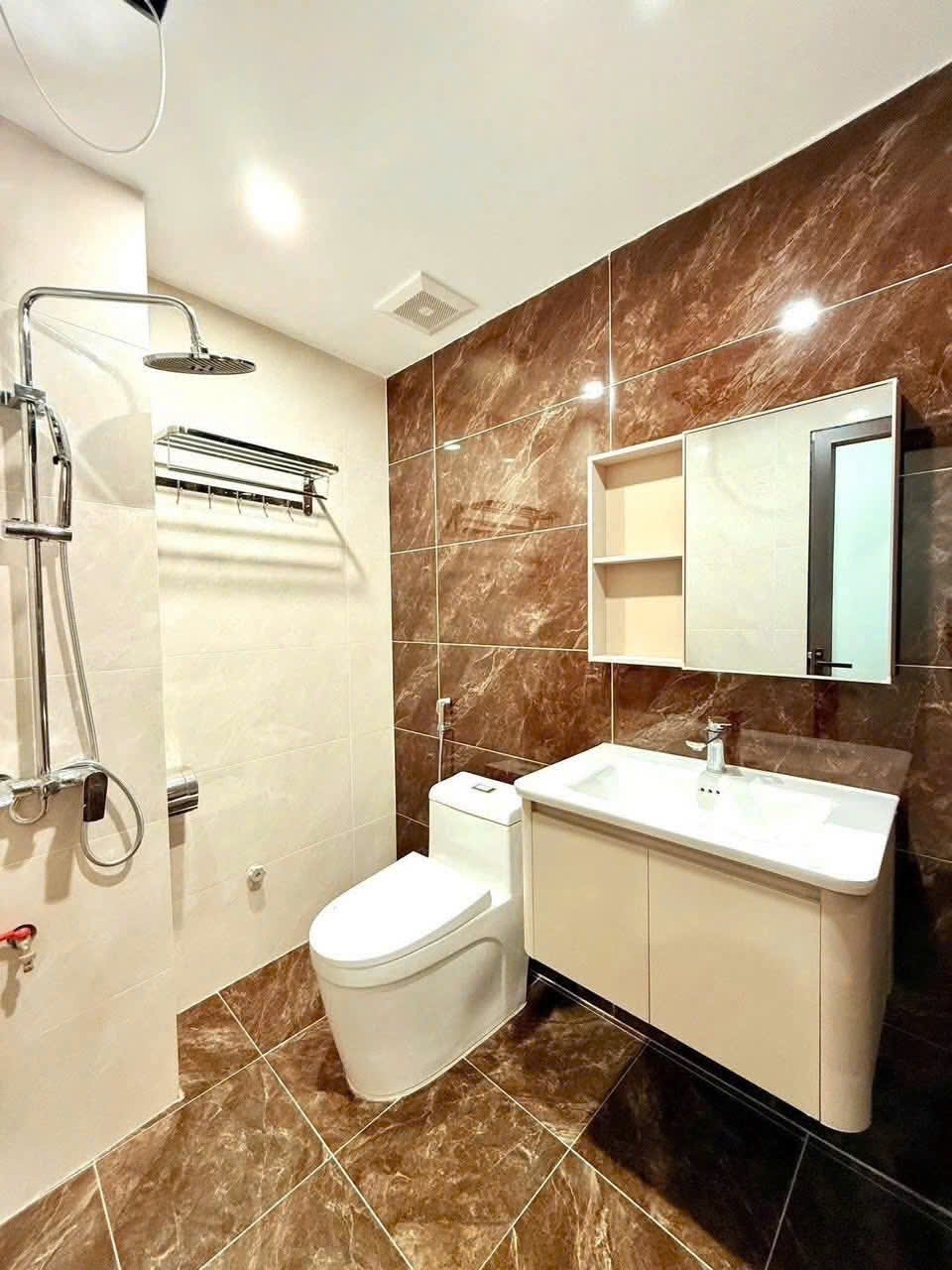 Nhà mình cho thuê nhà, Trần Nhân Tông, Mai Hắc Đế; 226m2* 1.5T -37 tr-1