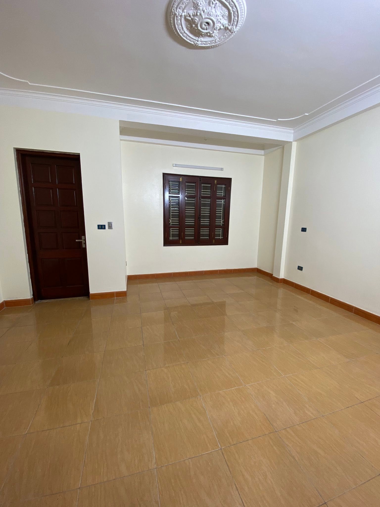 💥Ô tô tránh Trung Kính, 1 nhà ra phố 42/50m 4T Kinh doanh, 25.9 tỷ
