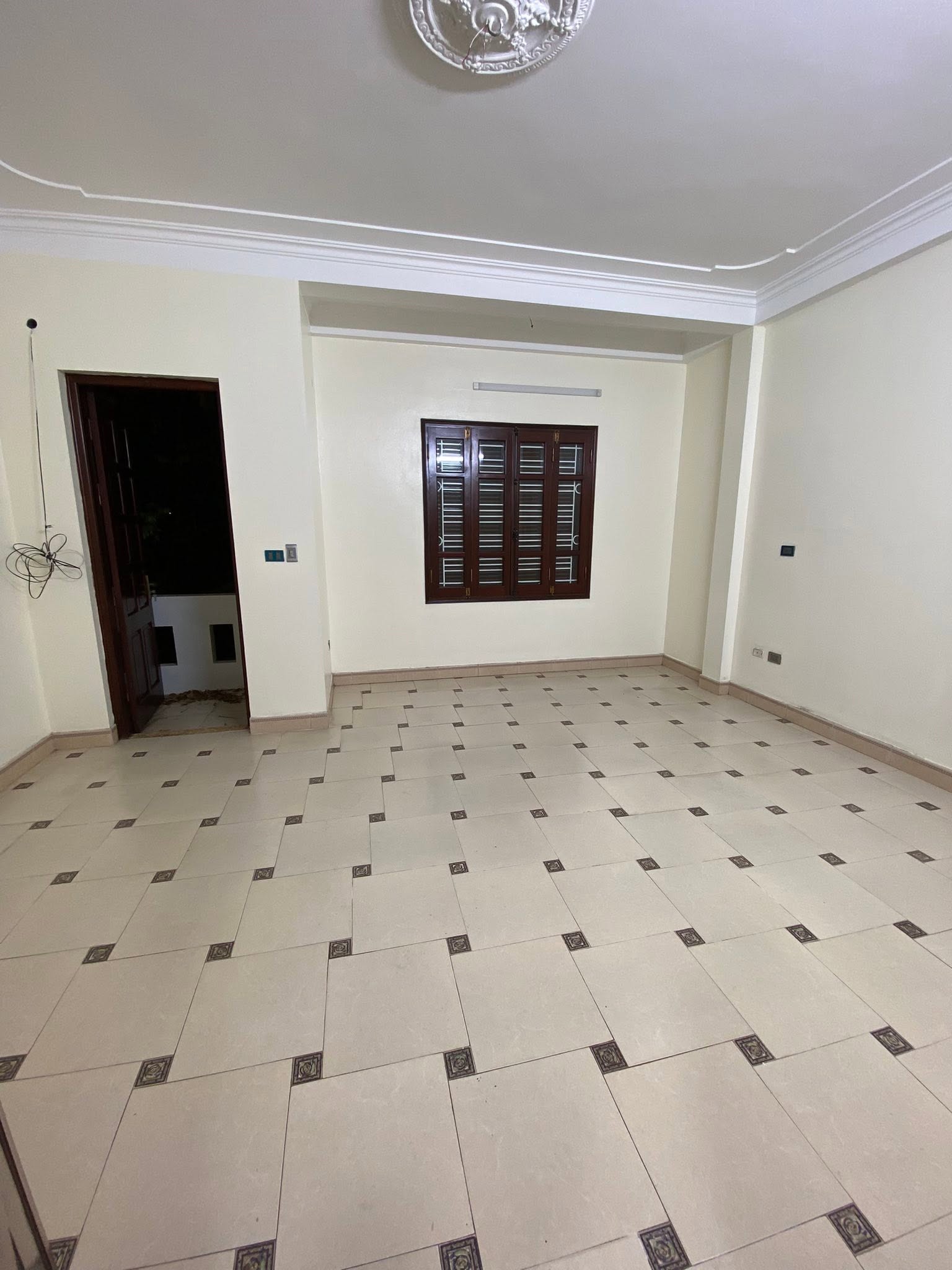 💥Ô tô tránh Trung Kính, 1 nhà ra phố 42/50m 4T Kinh doanh, 25.9 tỷ