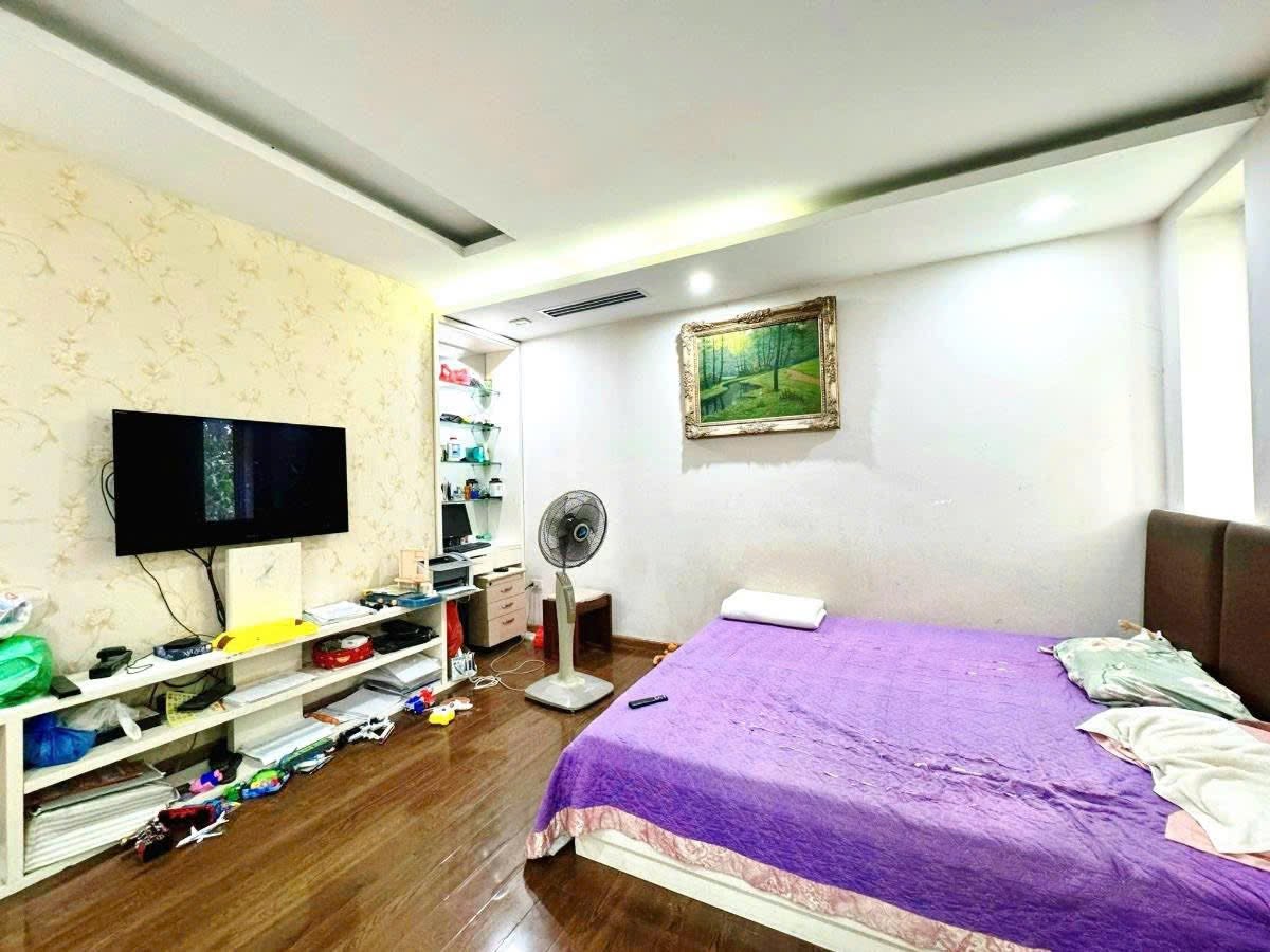 Hạ chào 3 tỉ! Chính chủ cần bán gấp nhà mặt phố Khâm Thiên, 90m2, 5 tầng, mặt tiền 4.2m, 45 tỷ, KD