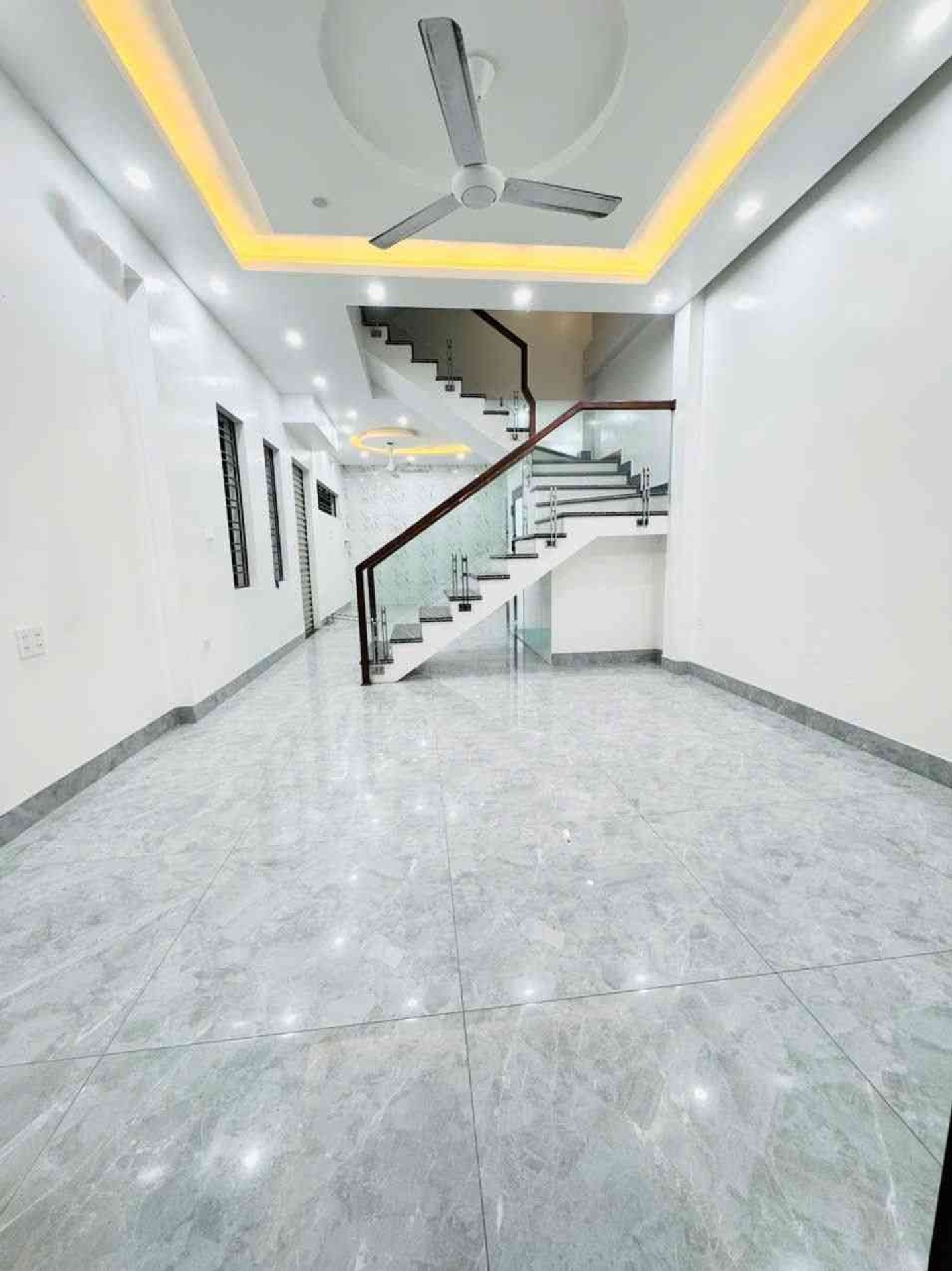 Nhà lô góc Him Lam - 48,3m² x 4 tầng, 2 mặt thoáng, 9 ban công.
