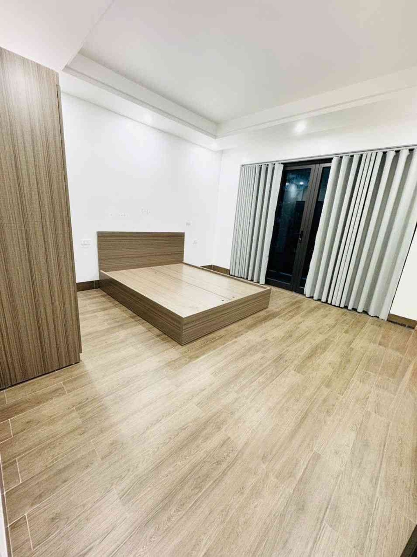 Nhà lô góc Him Lam - 48,3m² x 4 tầng, 2 mặt thoáng, 9 ban công.