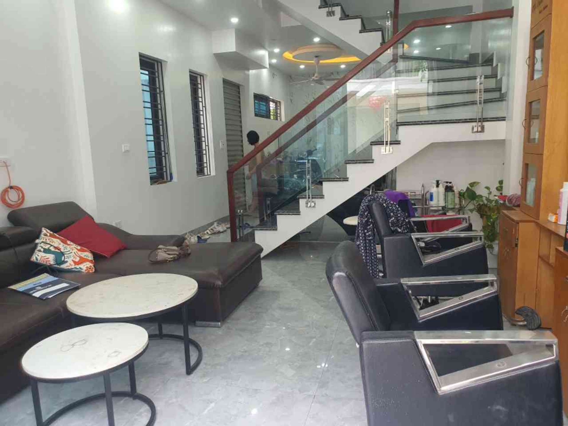 Nhà lô góc Him Lam - 48,3m² x 4 tầng, 2 mặt thoáng, 9 ban công.