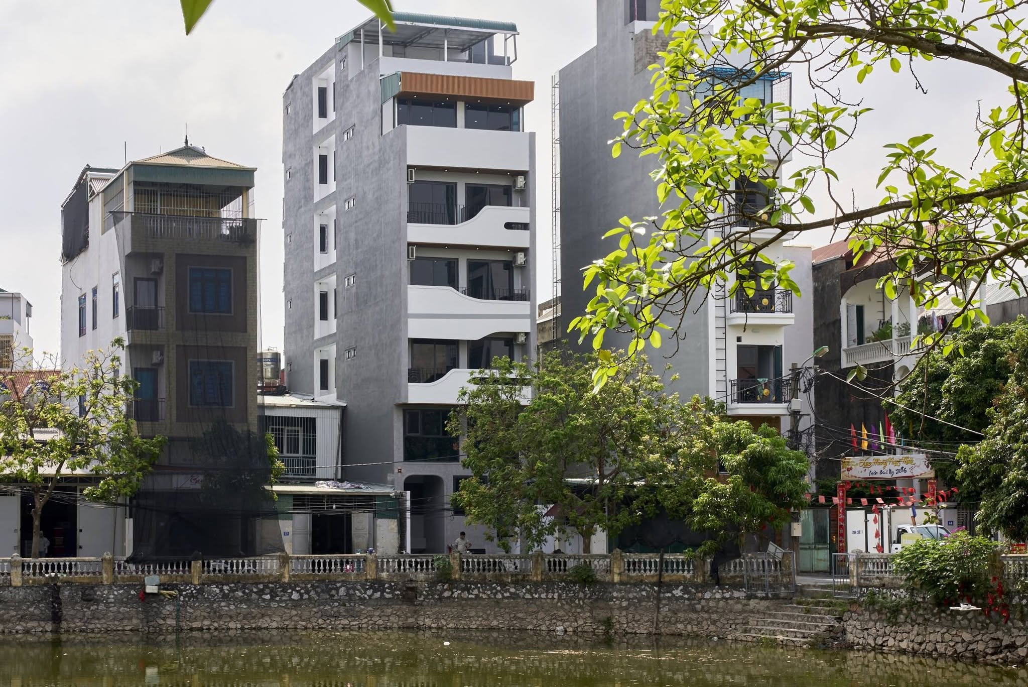 Bán nhà Bồ đề view hồ 20 tỷ 90m ô tô 7 chỗ,thang máy,sổ đỏ Long Biên