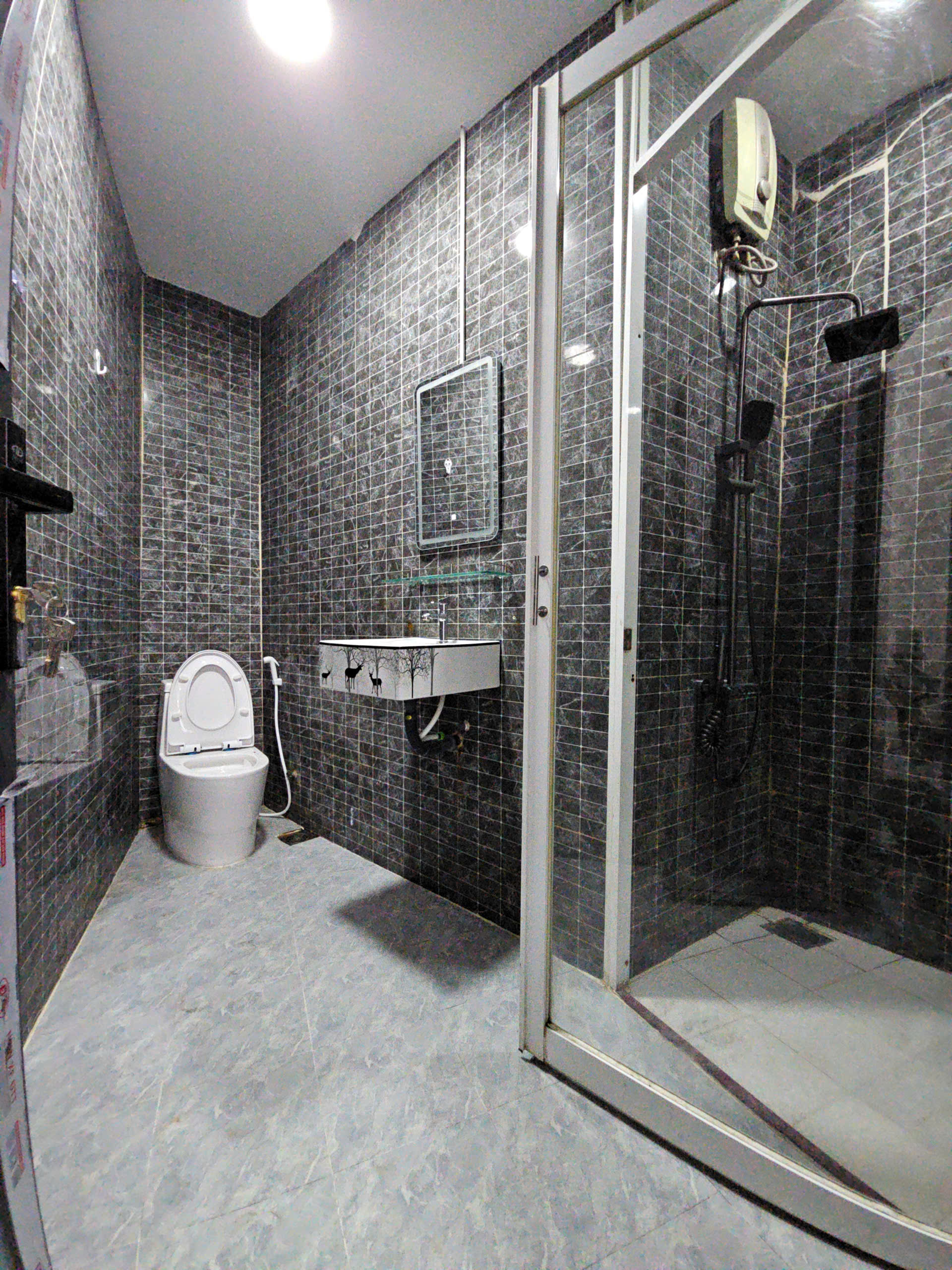 bán nhà sát mặt tiền xe hơi khánh hội Q4 cạnh Q1 
Ngang 3.5 x 13.5 m
có 4 đ