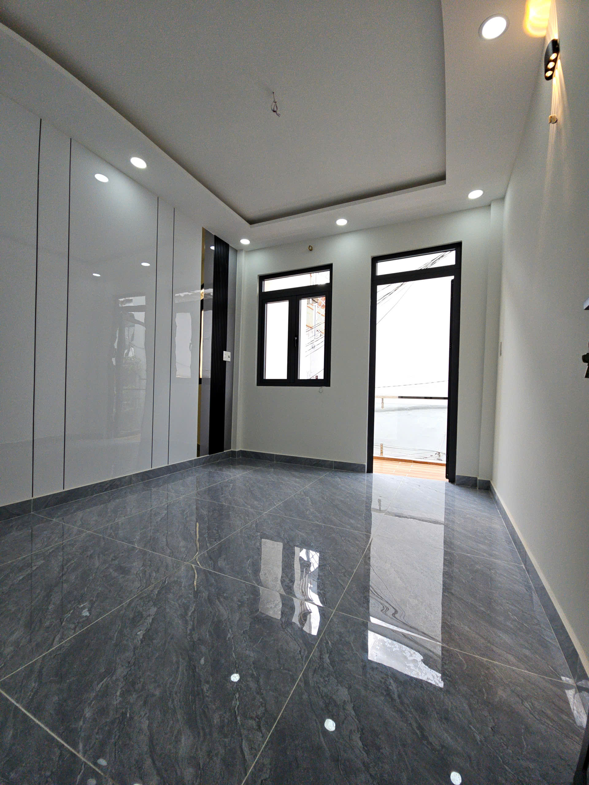 bán nhà sát mặt tiền xe hơi khánh hội Q4 cạnh Q1 
Ngang 3.5 x 13.5 m
có 4 đ-3