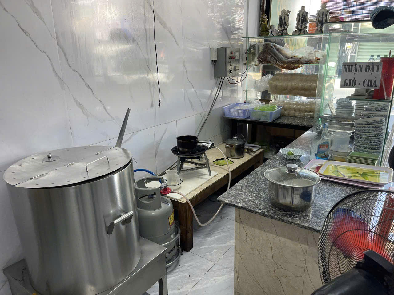 Quận 12 , CHỐT NHANH, NHƯỢNG QUÁN ĂN MB DTSD : 9m x 20m , GIÁ SANG CHỈ : 148 tr , MB giá thuê chỉ trả : 6 - 8 tr / tháng, Tel : 0932610287 ( chính chủ )-3