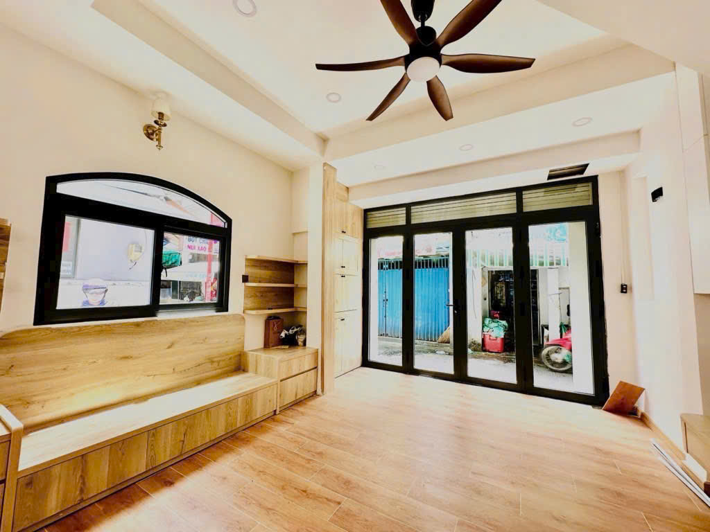 bán nhà mặt tiền kinh doanh Q4 
Ngang 4 x 10 xây mới đúc bê tông 
có 5 đ