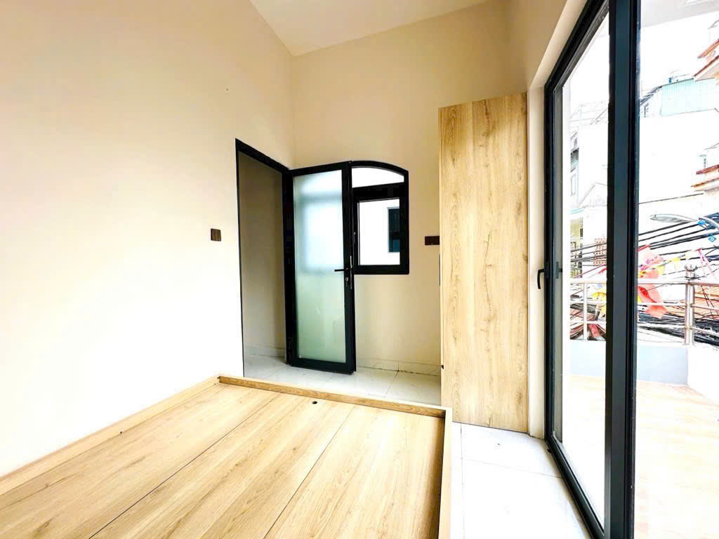 bán nhà mặt tiền kinh doanh Q4 
Ngang 4 x 10 xây mới đúc bê tông 
có 5 đ-4