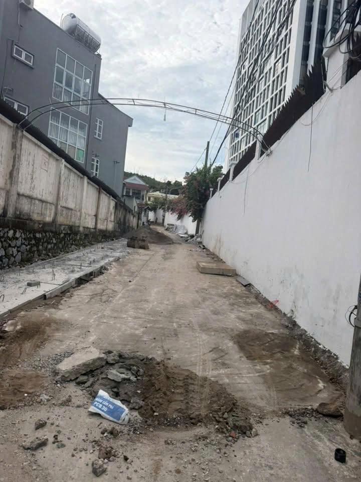 Bán lô đất 300m2 ( lưu không thêm sau khoảng gần 700m2)Thuộc Ngõ 59 -Tổ 3 - Khu 7 -  Phường Hồng Hà - Tp Hạ Long - Tỉnh Quảng Ninh.( cạnh Công An Tỉnh)
