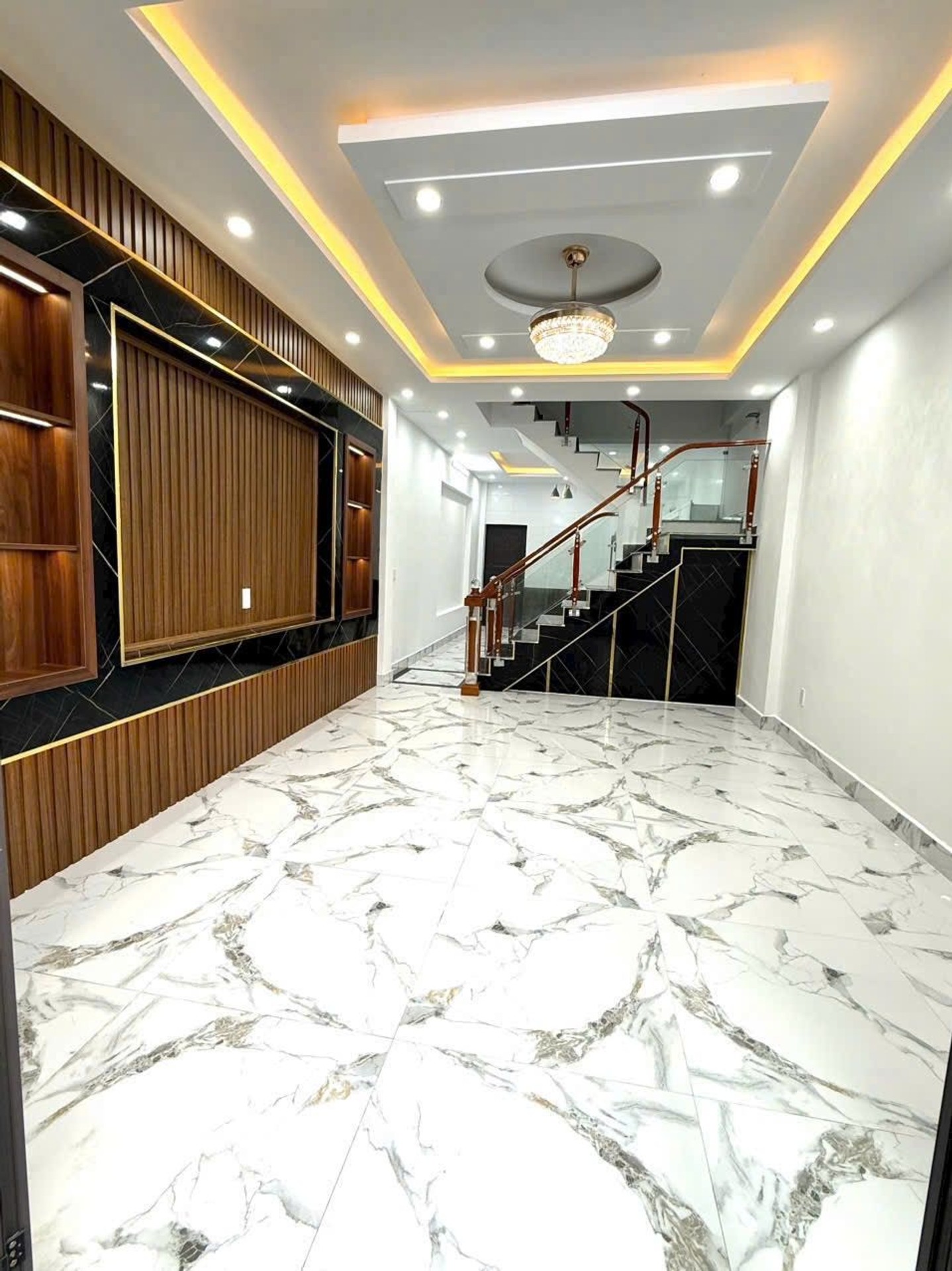 Siêu phẩm phố Hùng Vương - Hồng Bàng, nhà mới 3,5 tầng, gara ô tô riêng.