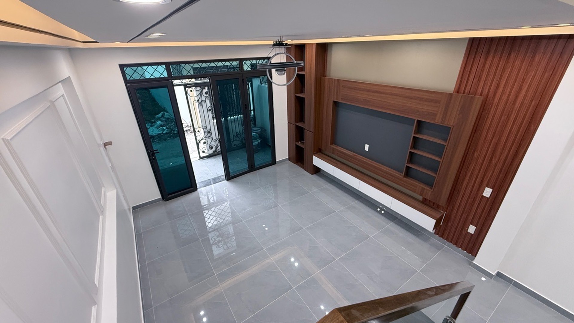 Nhà 3 tầng độc lập Đào Yêu – Hồng Thái, ô tô qua cửa, tiềm năng tăng giá.