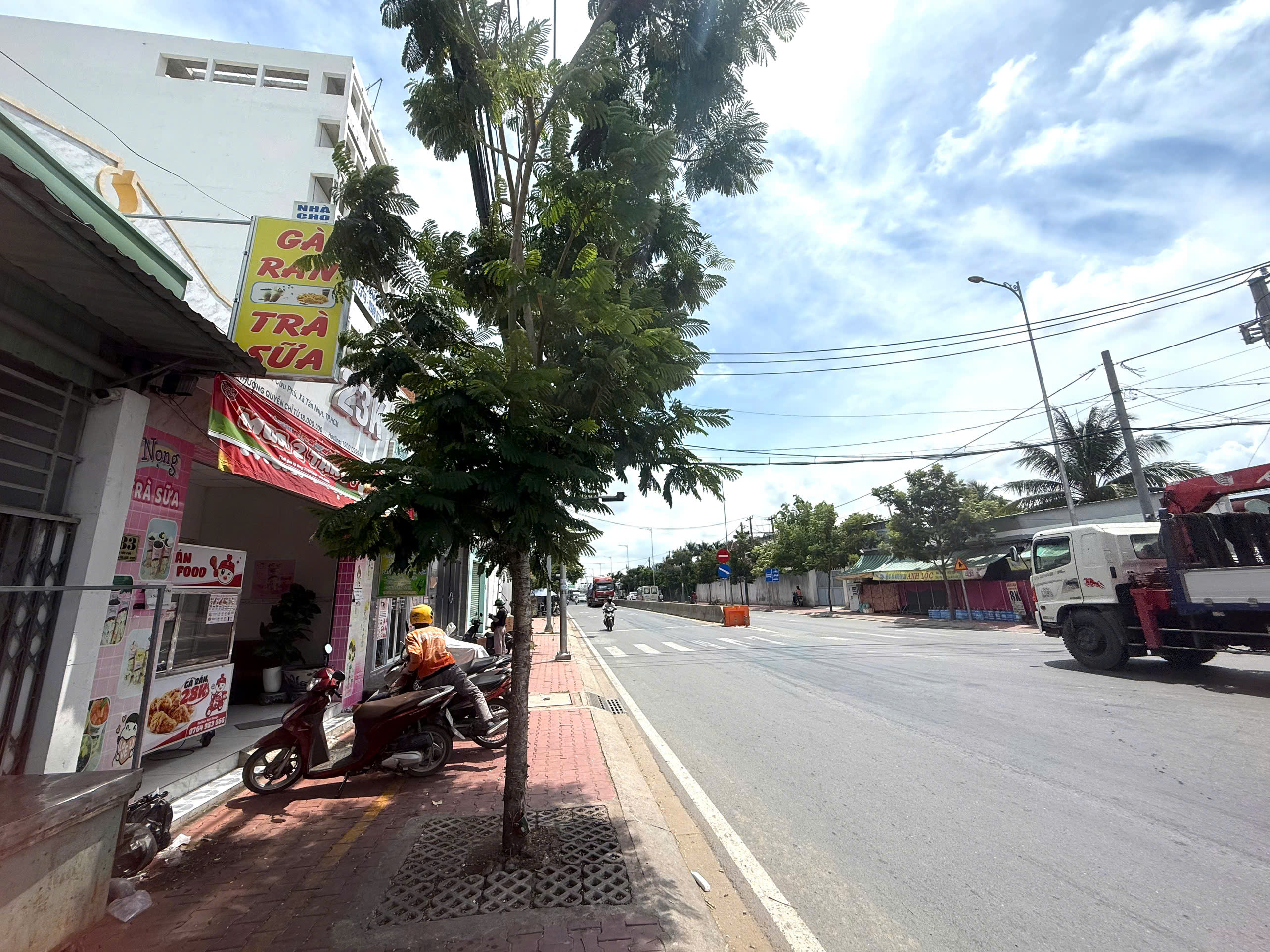 NHÀ BÁN 2 MẶT TIỀN 983 NGUYỄN CỬU PHÚ.KHU KINH DOANH SẦM UẤT.HIẾM CÓ,LỀ ĐƯỜNG 4,5m.VỊ TRÍ KIM CƯƠNG.
