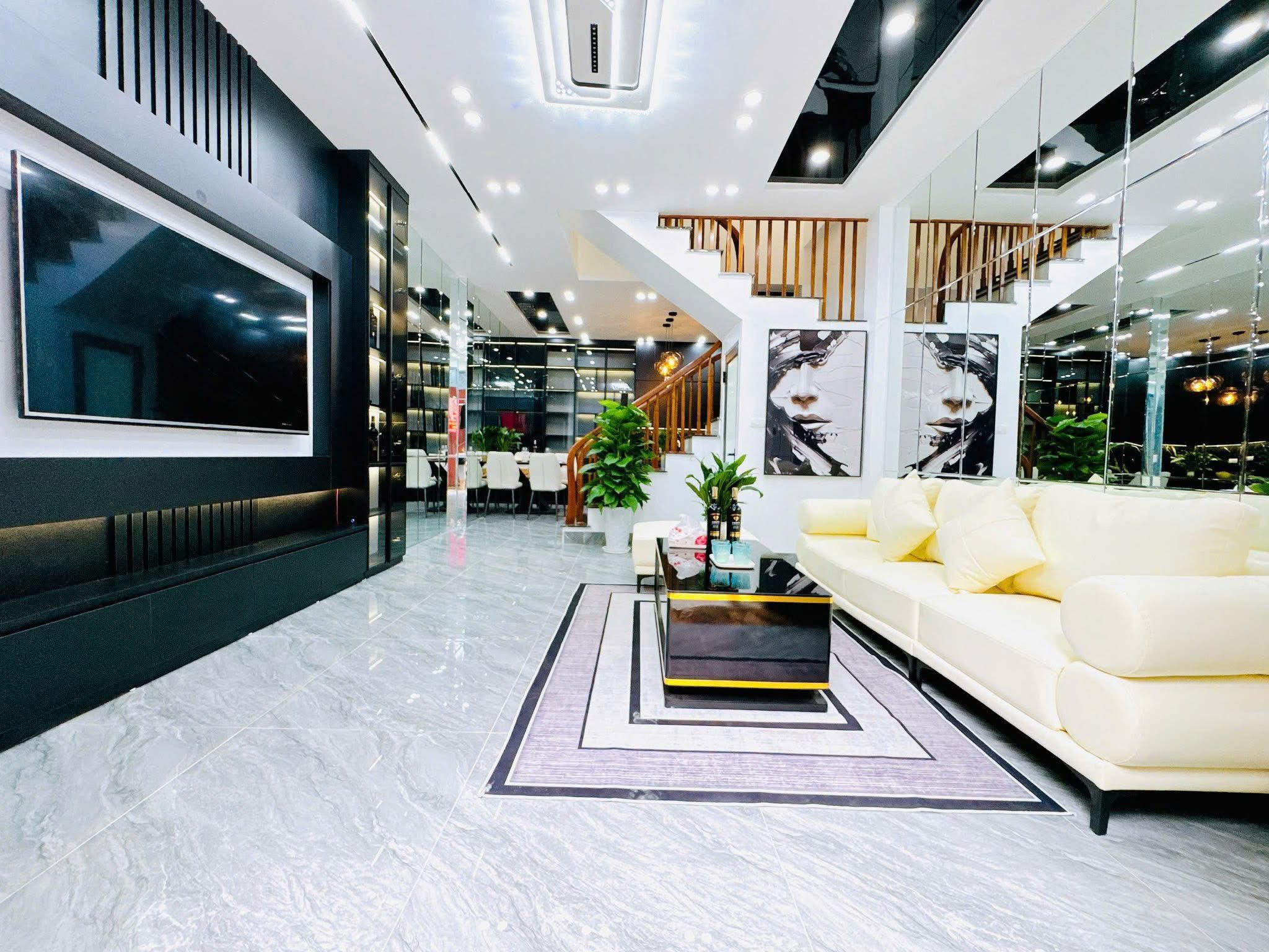 Bán nhà phố Hào Nam, 20m 5 tầng, lg, 100m ra ô tô, an sinh đỉnh, 5.4 tỷ 0347282222.