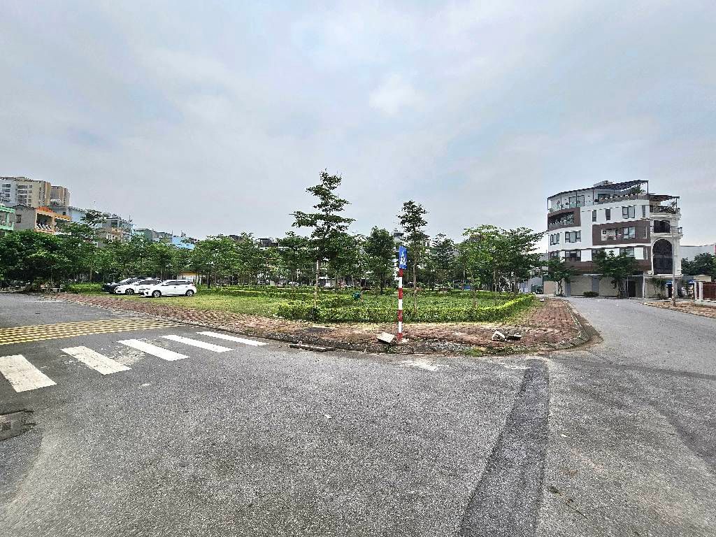 BÁN ĐẤT VIỆT HƯNG 40M2- VỈA HÈ, Ô TÔ TRÁNH ĐỖ, VIEW CÔNG VIÊN- 1X TỶ-1