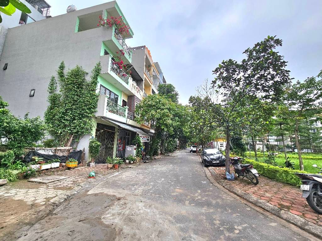 BÁN ĐẤT VIỆT HƯNG 40M2- VỈA HÈ, Ô TÔ TRÁNH, VIEW CÔNG VIÊN- 1X TỶ