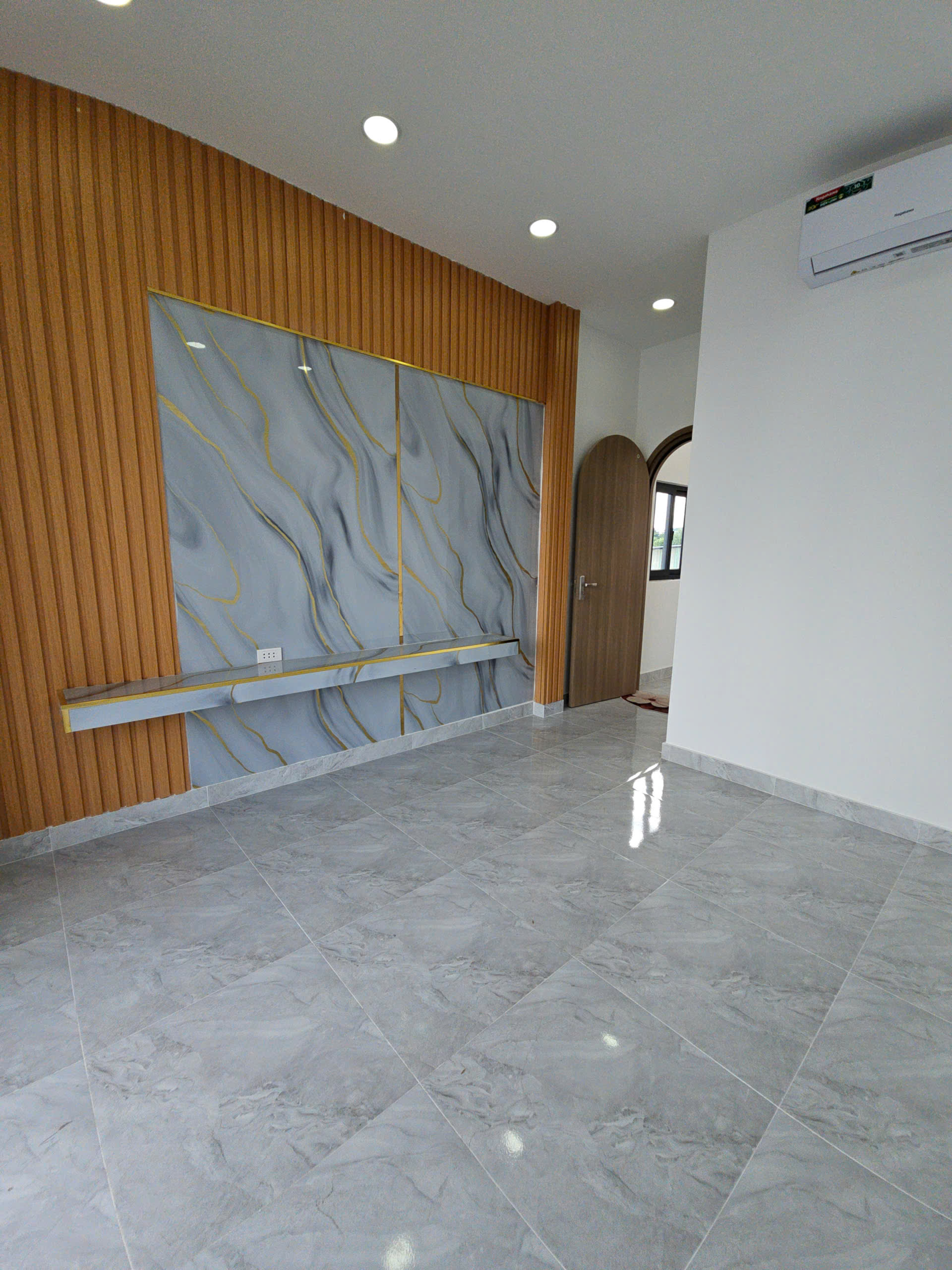Bán  nhà trung tâm Q4 

NGANG 3.3 DÀI 8 

XÂY DỰNG MỚI 3 TẤM CẠNH Q1, Q5