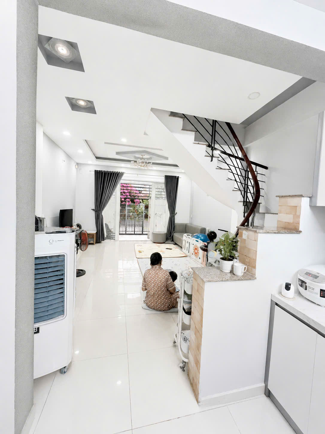 bán nhà mới 
Ngang 4.75 x 10.6 đúc bê tông q4 trung tâm
