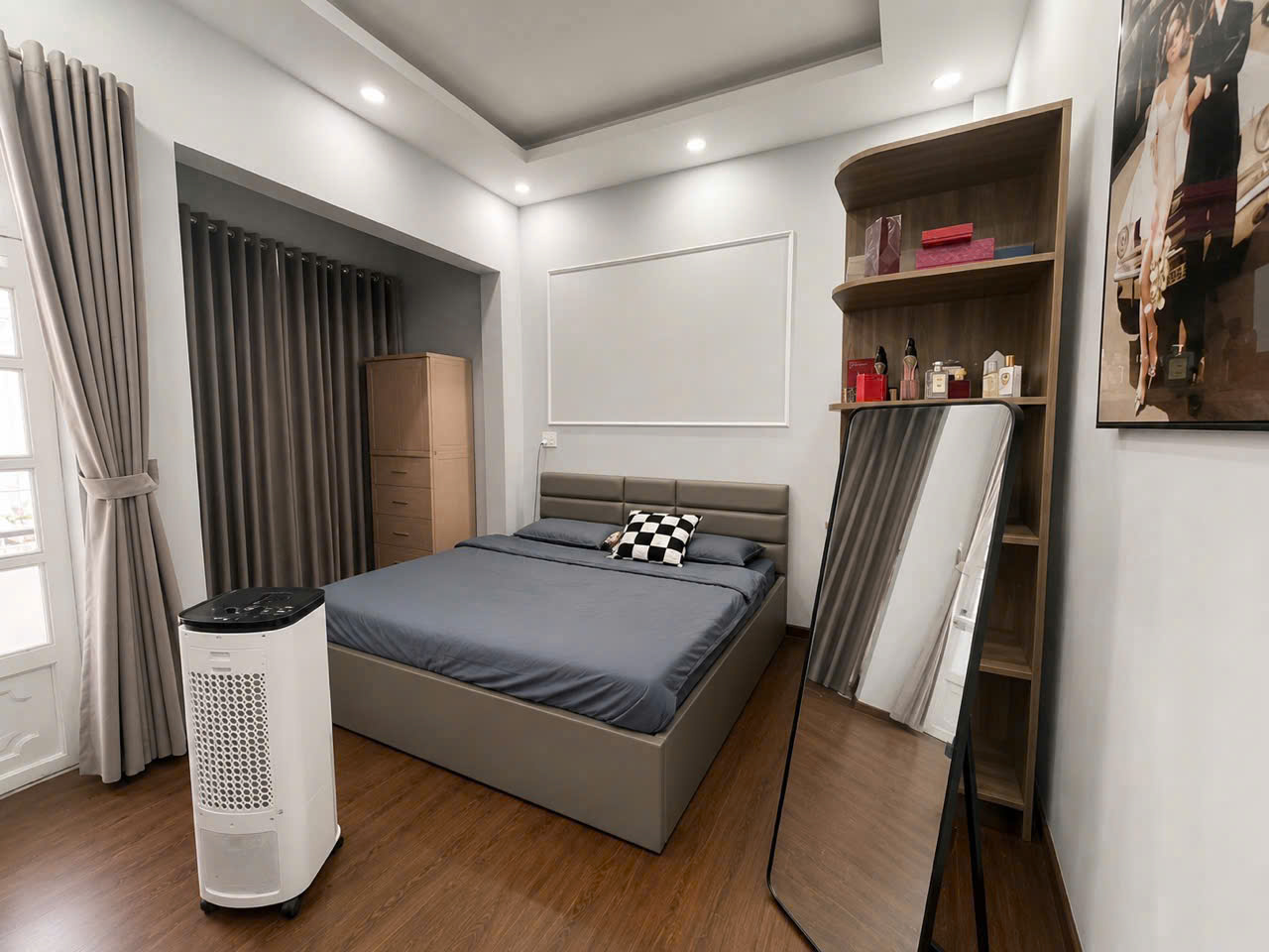 bán nhà mới 
Ngang 4.75 x 10.6 đúc bê tông q4 trung tâm-3