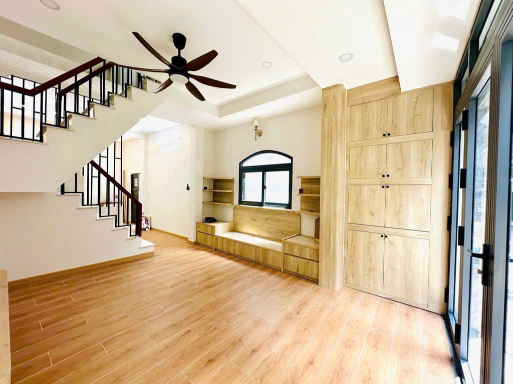 bán nhà mặt tiền kinh doanh Q4 
Ngang 4 x 10 xây mới đúc bê tông 
có 5 đ
