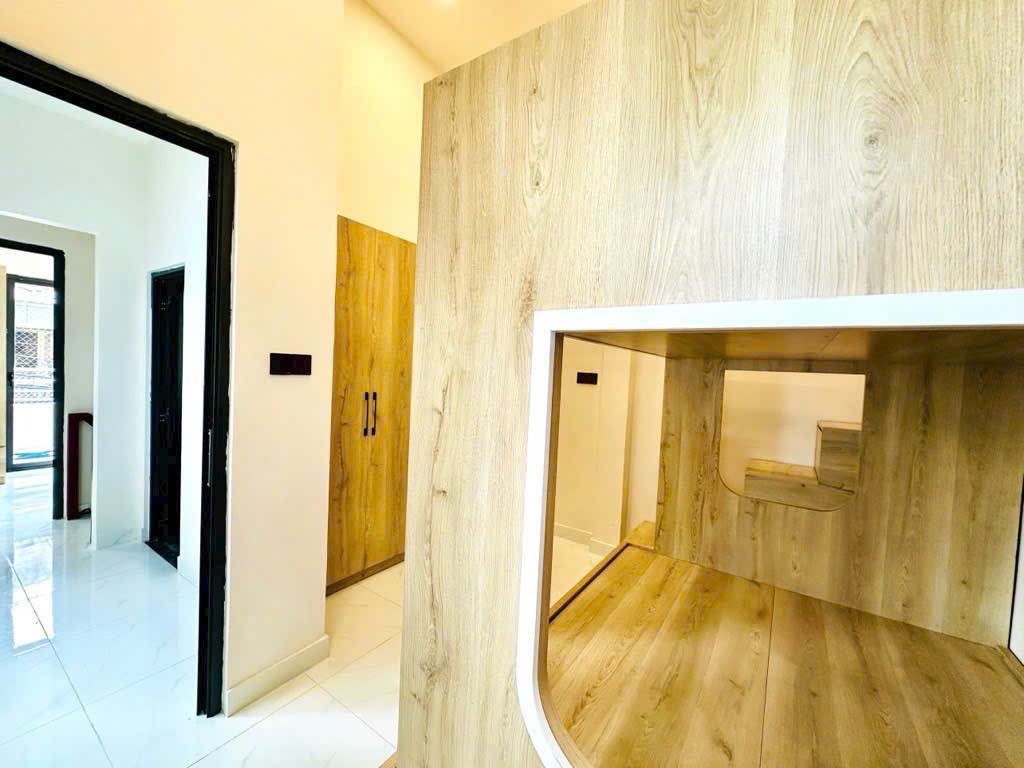 bán nhà mặt tiền kinh doanh Q4 
Ngang 4 x 10 xây mới đúc bê tông 
có 5 đ-3