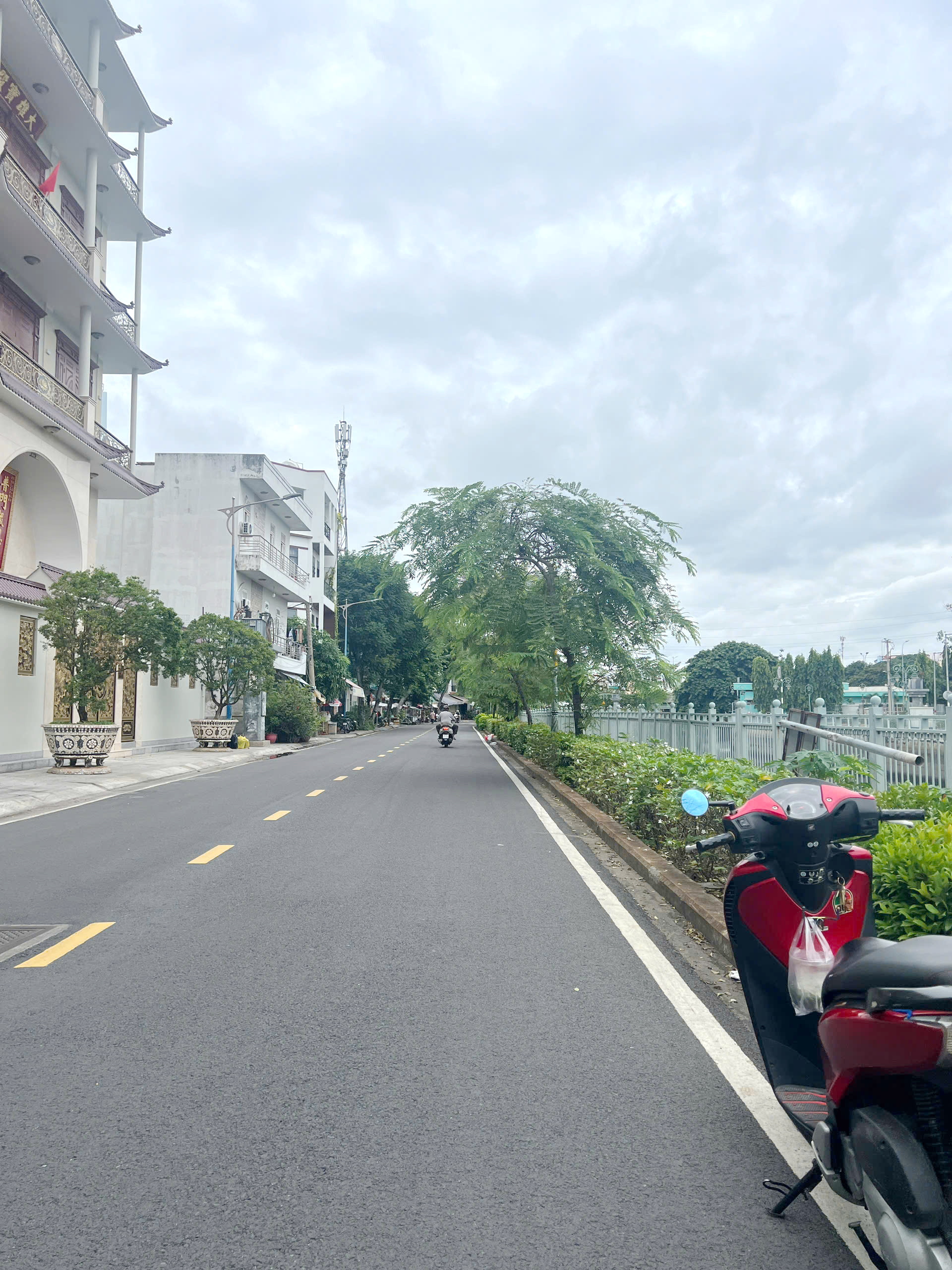 Nhà 4 tầng nở hậu L mặt tiền view bờ kè Lò Gốm P12Q6. Giá: 8.4 tỷ-4