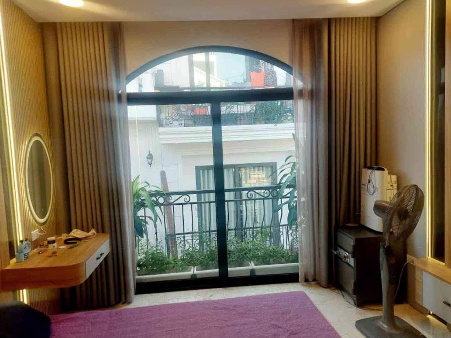 BÁN NHÀ PHÚC ĐỒNG LONG BIÊN – GARA Ô TÔ – THANG MÁY – FULL NỘI THẤT 
. Vị trí đẹp tại Phúc Đồng, sát Big C Long Biên, gần chợ, trường học các cấp, tiện kết nối sang trung tâm và các khu vực lân cận.-2