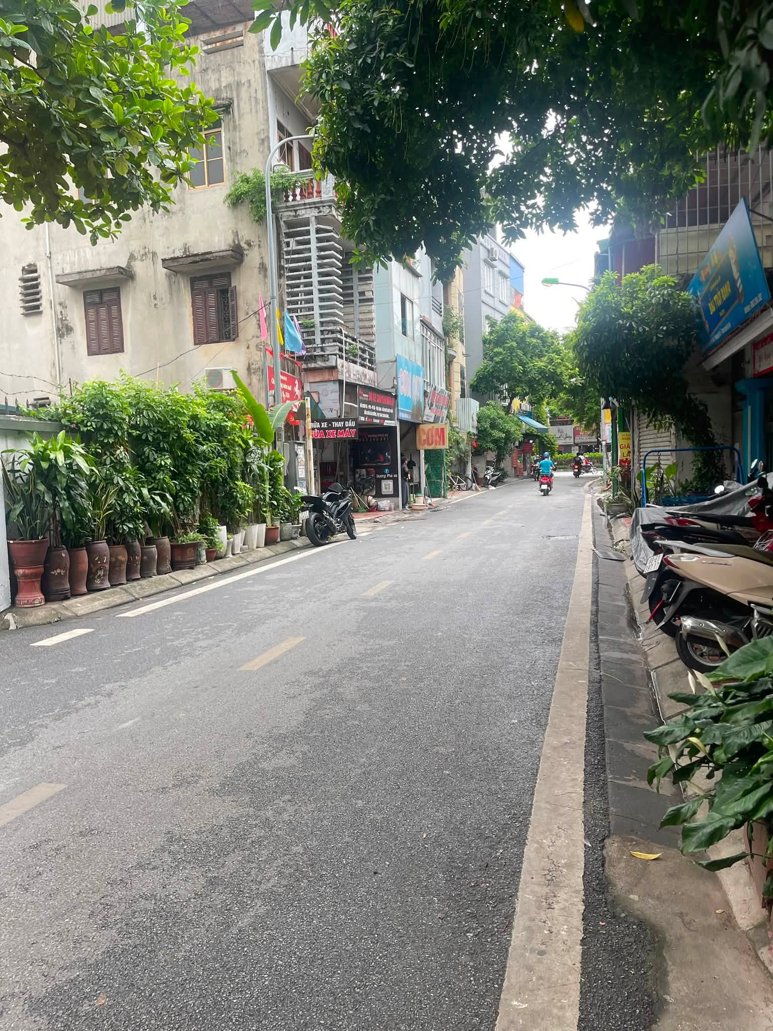 BÁN NHÀ PHÚC ĐỒNG LONG BIÊN – GARA Ô TÔ – THANG MÁY – FULL NỘI THẤT 
. Vị trí đẹp tại Phúc Đồng, sát Big C Long Biên, gần chợ, trường học các cấp, tiện kết nối sang trung tâm và các khu vực lân cận.