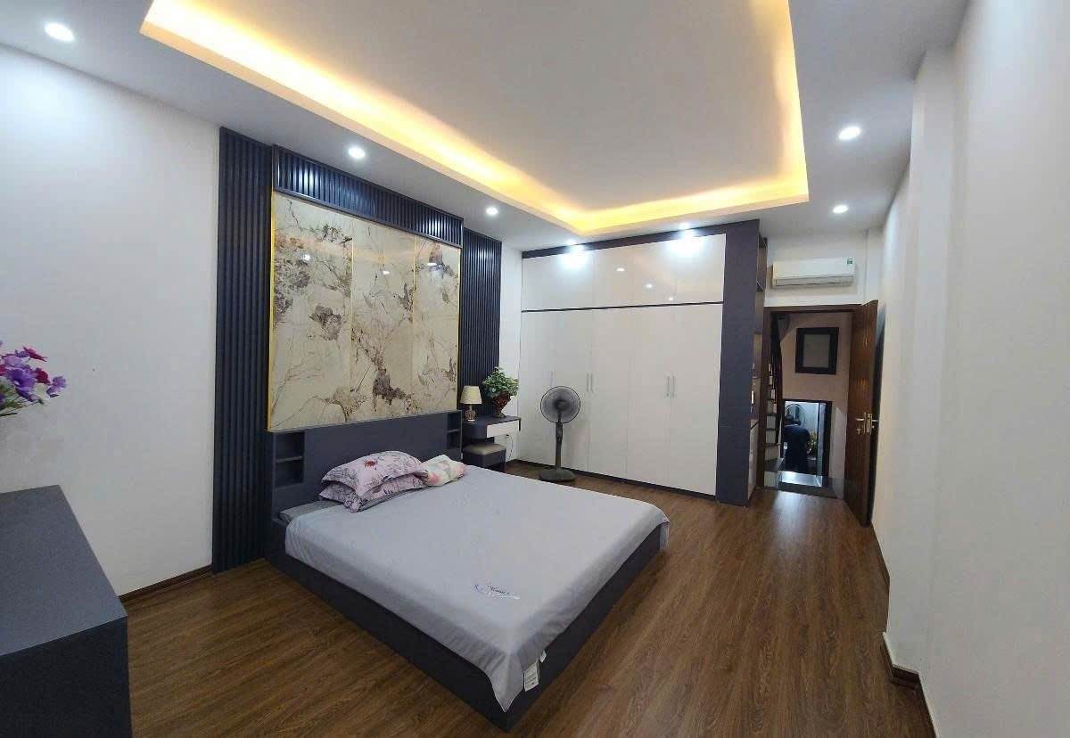 Giải phóng bán nhà 5 tầng long lanh ở ngay 80M ra phố hoàng mai