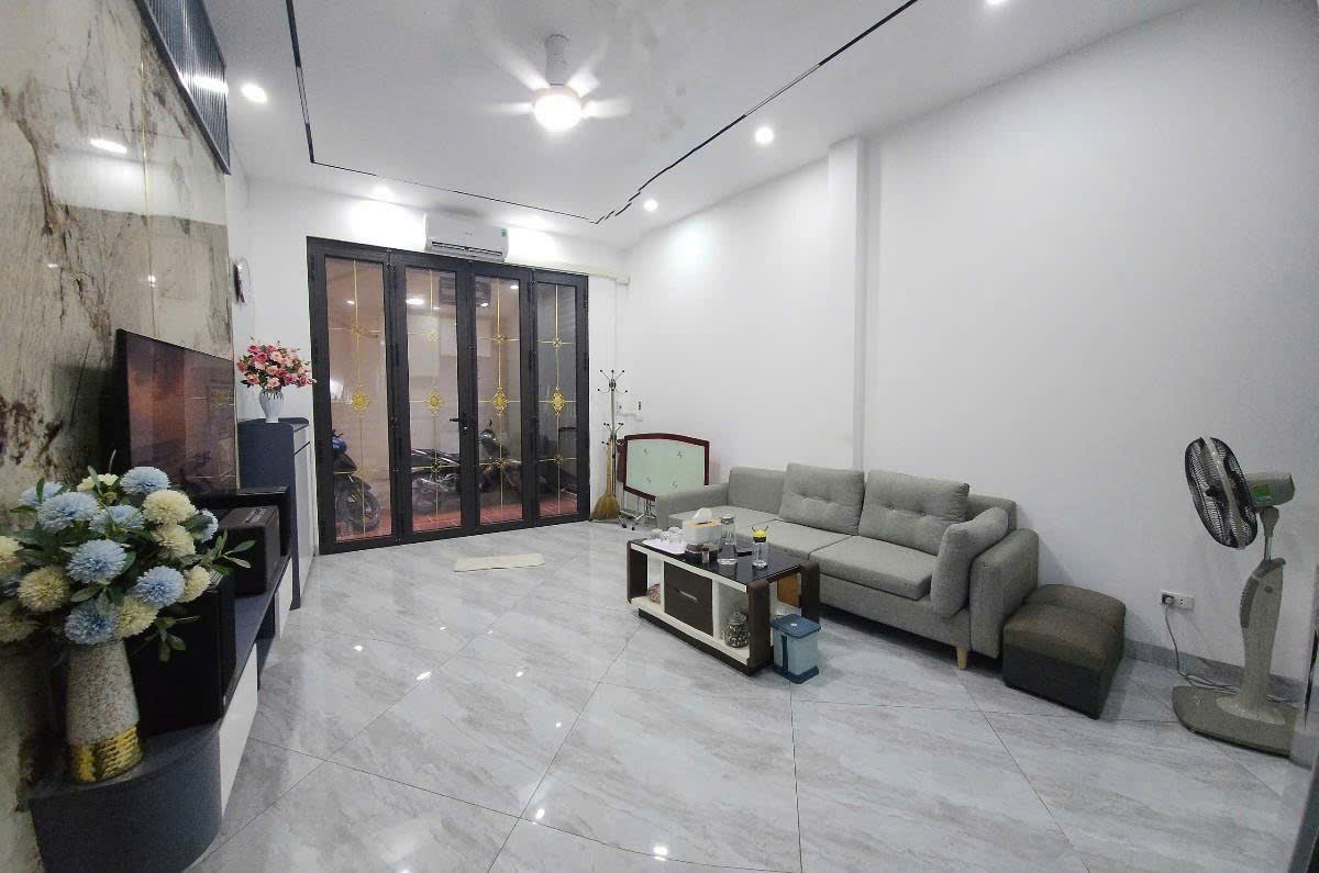 Giải phóng bán nhà 5 tầng long lanh ở ngay 80M ra phố hoàng mai