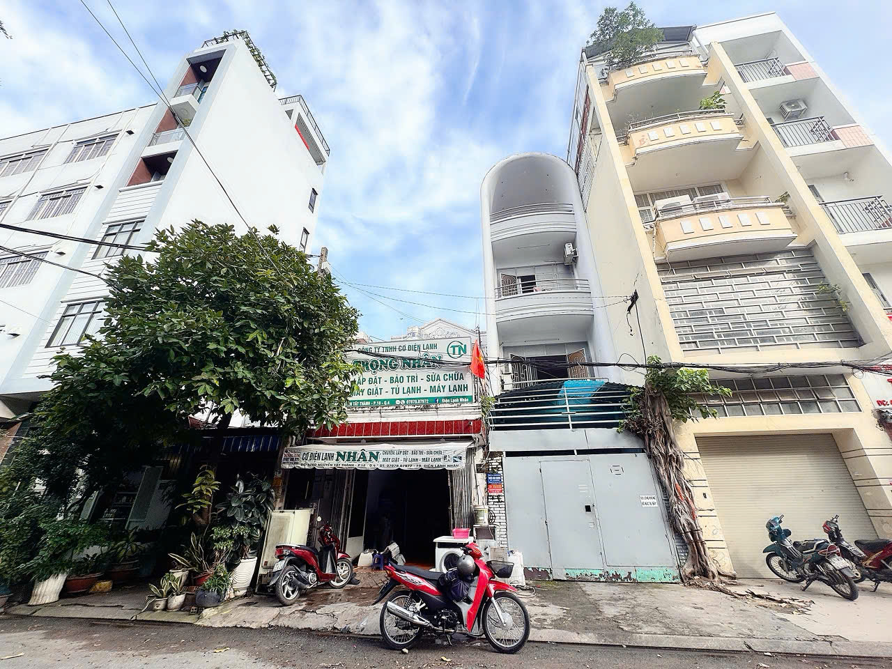 DUY NHẤT NHÀ BÁN GIÁ TỐT - BÁN NHÀ MT ĐƯỜNG NGUYỄN TẤT THÀNH, QUẬN 4 - DT 4M*20M SỔ HỒNG VUÔNG ĐẸP - HDT ĐỀU 30TR/TH * LH GIANG GIANG: 093.86.76.685