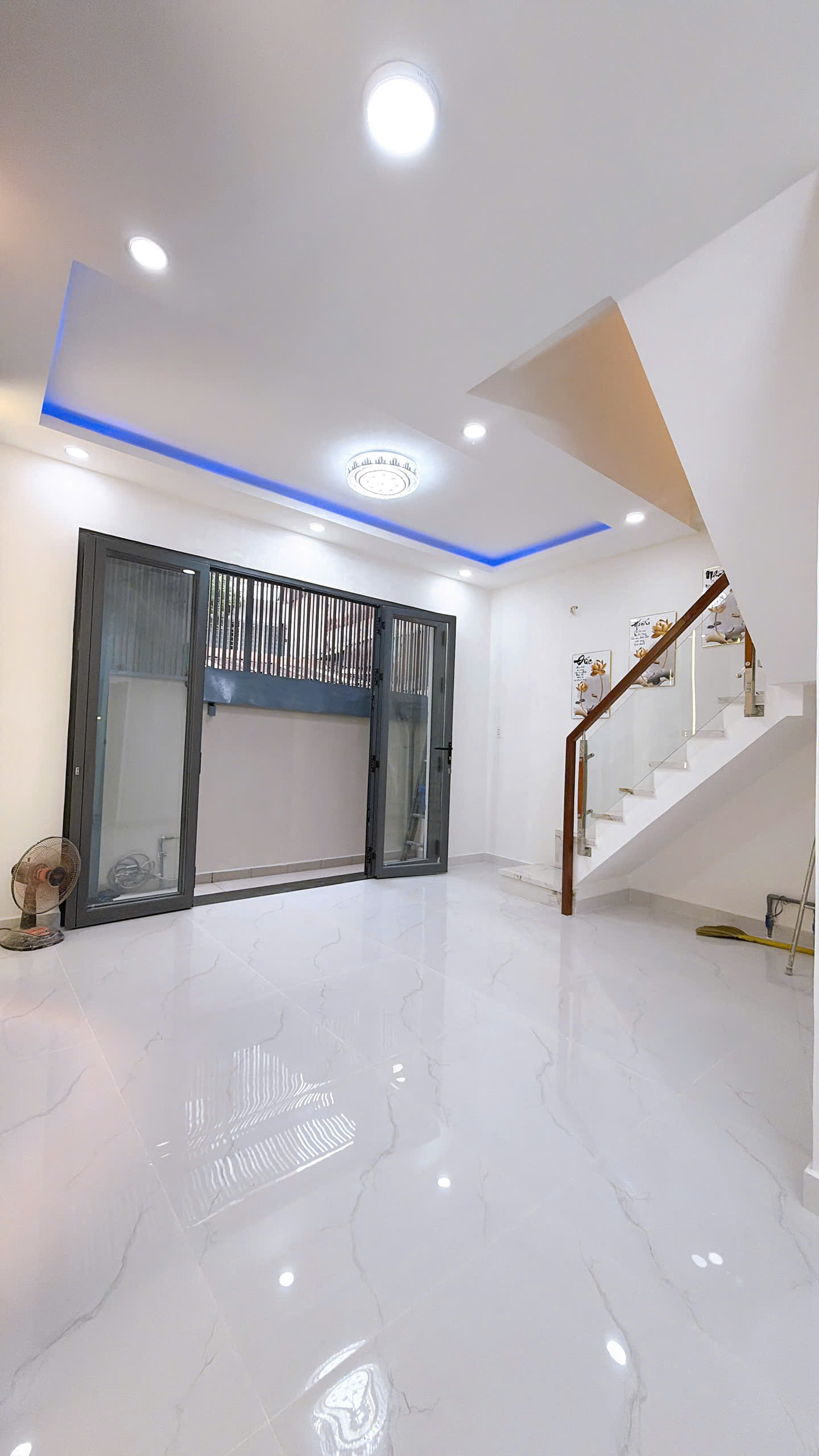 Sát mặt tiền trung tâm Q4 kế Q1
NGANG BỀ THẾ 5 DÀI 8 
ĐÚC BÊ TÔNG XÂY MỚI