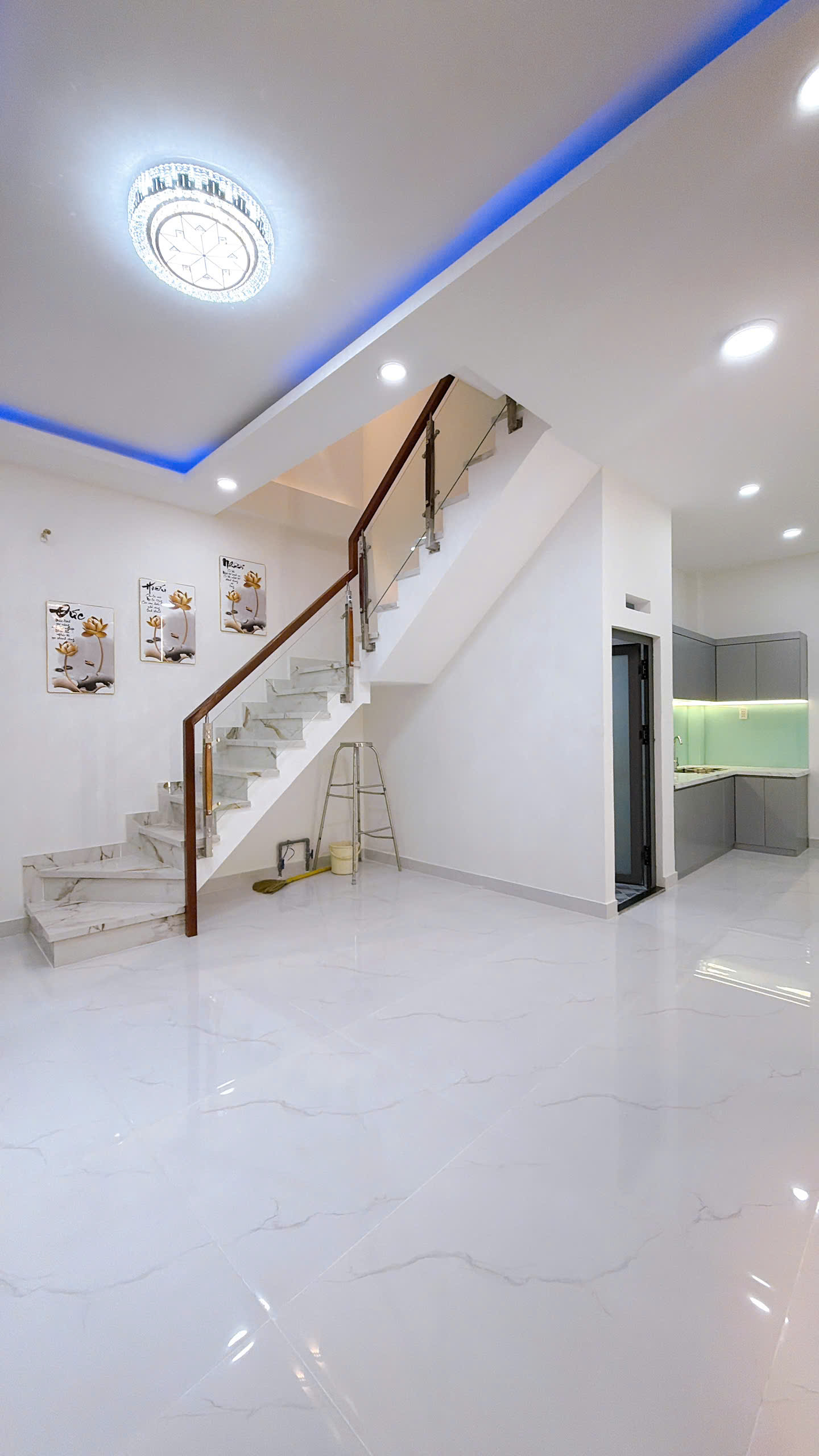 Sát mặt tiền trung tâm Q4 kế Q1
NGANG BỀ THẾ 5 DÀI 8 
ĐÚC BÊ TÔNG XÂY MỚI