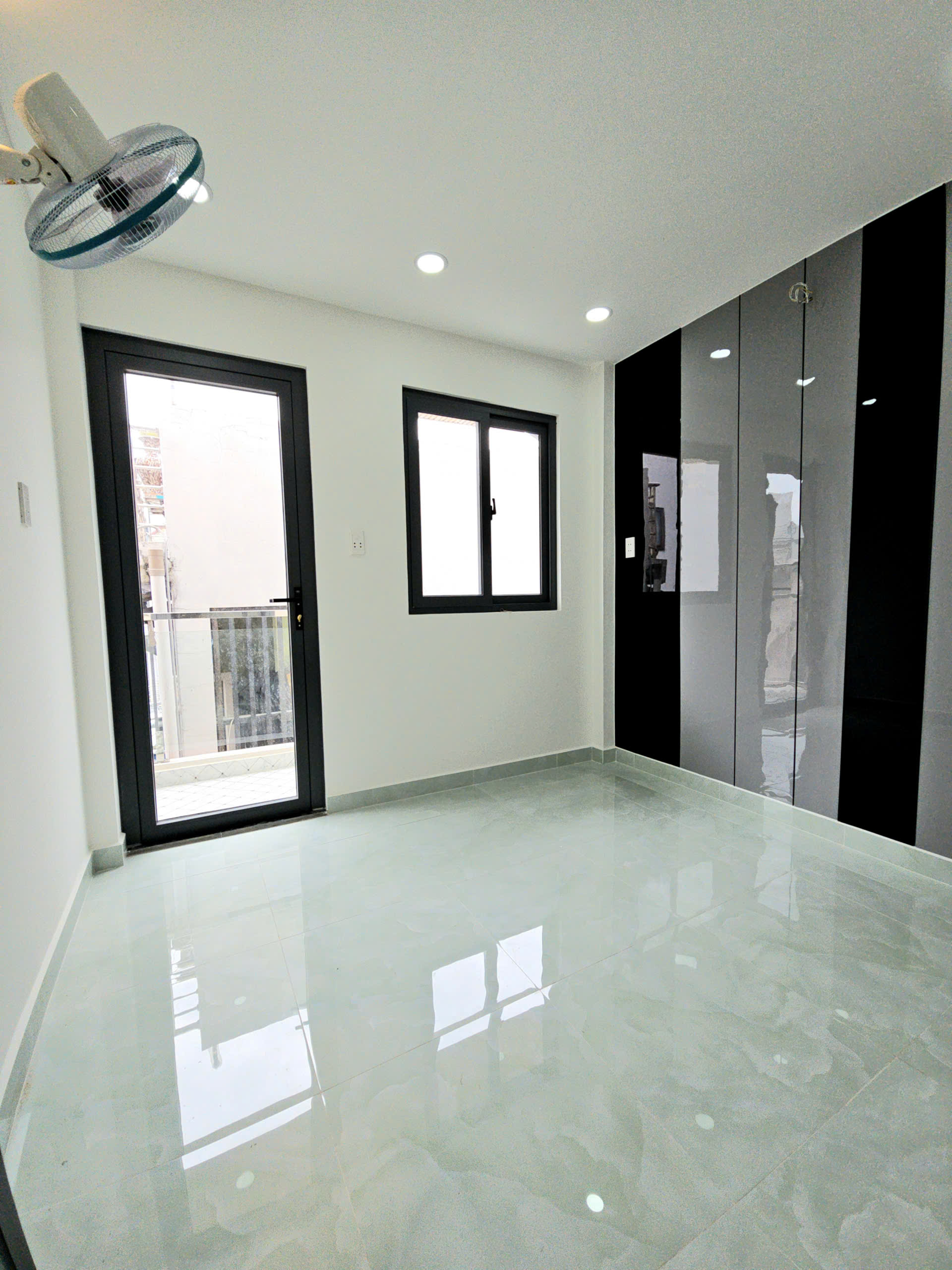Bán nhà đẹp mới trung tâm Q4 cạnh Q1 

NGANG 3.6 x 5 đúc 3 tấm