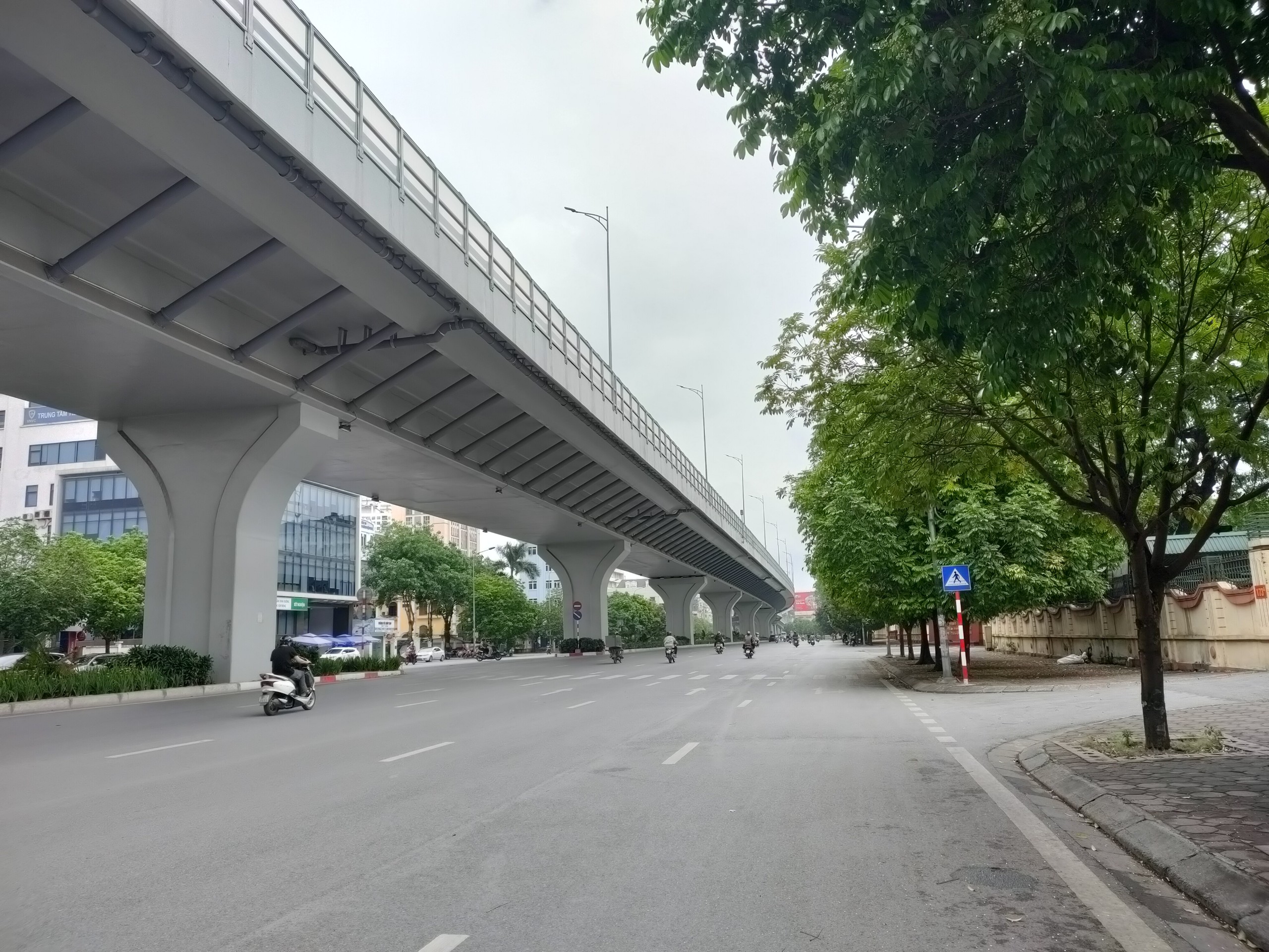 Bán Nhà mặt phố Cầu Giấy 210m2, MT 8m, 2 mặt thoáng, vỉa hè đá bóng, kinh doanh 160 Tỷ