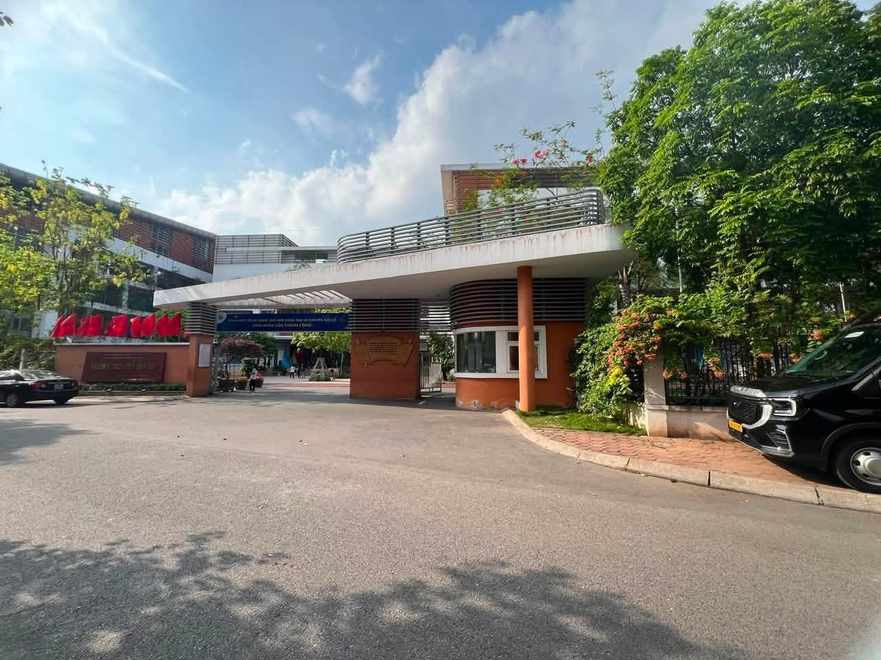 MẢNH ĐẤT ĐẸP -VIỆT HƯNG .LONG BIÊN- KHU PHÂN LÔ . CB CÔNG AN– 50M² – ĐƯỜNG 6M – KINH DOANH ĐỈNH
. Vị trí đẹp, gần trường cấp 1, cấp 2, khu dân cư văn minh.