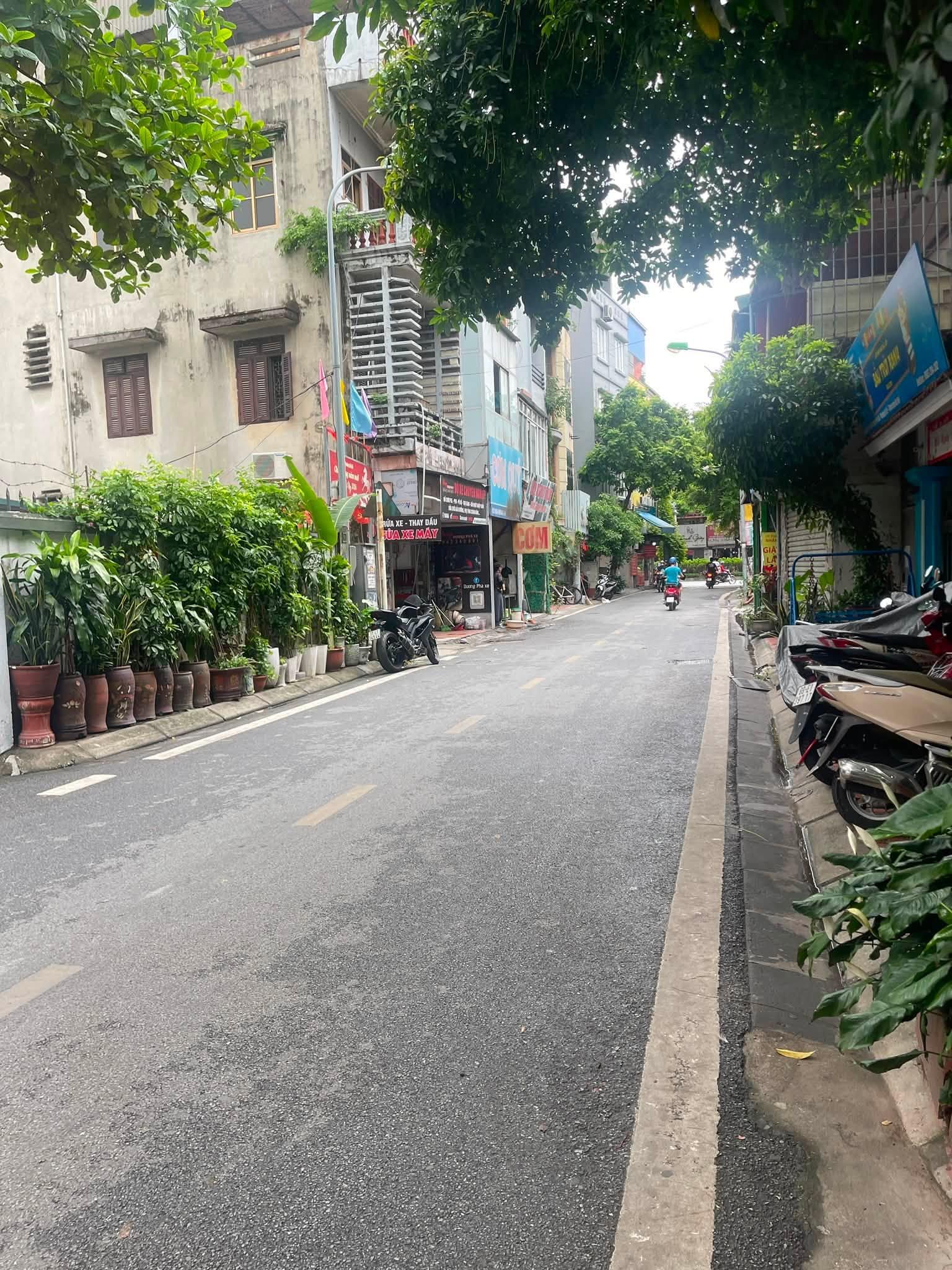 MẢNH ĐẤT ĐẸP -VIỆT HƯNG .LONG BIÊN- KHU PHÂN LÔ . CB CÔNG AN– 50M² – ĐƯỜNG 6M – KINH DOANH ĐỈNH
. Vị trí đẹp, gần trường cấp 1, cấp 2, khu dân cư văn minh.