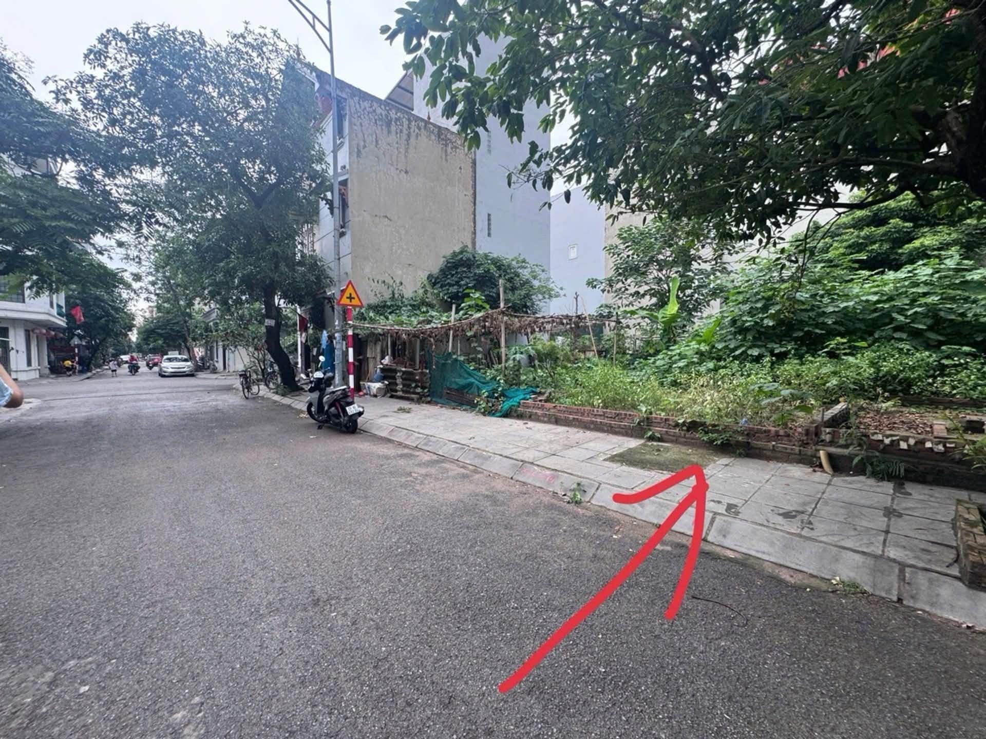 MẢNH ĐẤT ĐẸP -VIỆT HƯNG .LONG BIÊN- KHU PHÂN LÔ . CB CÔNG AN– 50M² – ĐƯỜNG 6M – KINH DOANH ĐỈNH
. Vị trí đẹp, gần trường cấp 1, cấp 2, khu dân cư văn minh.