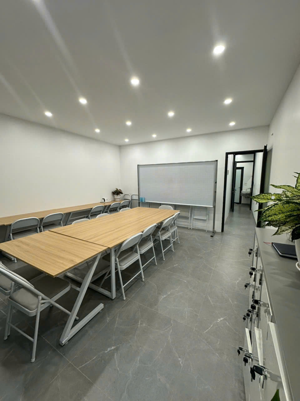 Cho thuê 1-2 tầng làm văn phòng - Hồ Tùng Mậu - đầy đủ bàn ghế nội thất - có chỗ để ô tô