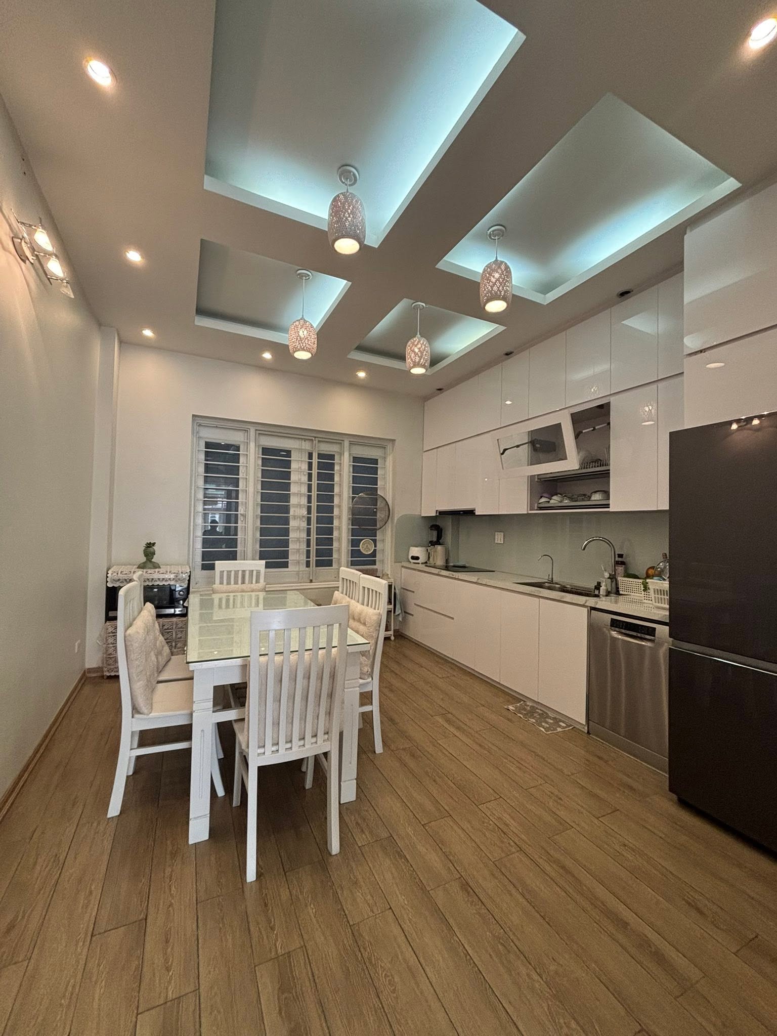 (Chính chủ) bán nhà phố Cảm Hội, 5 tầng, mặt tiền 4m, 60m2, 18.3 tỉ, ô tô 5 tạ đỗ cửa